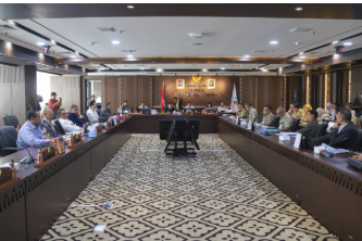 Komisi A Terima Audiensi terkait Masalah Lahan April 21, 2026 1:42 pm Komisi A DPRD DKI Jakarta menerima audiensi terkait status administrasi lahan di Jalan Pramuka Ujung, Rawasari, Jakarta Pusat, Selasa (21/4). Audiensi itu membahas tindak lanjut administrasi atas lahan yang diajukan PT. Bumi Tentram Waluya melalui kuasa hukum Fahri Bachmid. Anggota Komisi A Ongen Sangaji mengatakan, audiensi digelar untuk mendengar penjelasan para pihak sekaligus mendorong kejelasan proses administrasi atas lahan tersebut. “Hari itu kami menerima audiensi yang diajukan Fahri Bachmid terkait objek tanah di Jalan Pramuka Ujung, Rawasari,” jelas Ongen. Dia menuturkan, persoalan tersebut telah melalui sejumlah proses hukum dan administrasi. Karena itu, Komisi A meminta pemerintah daerah dan instansi terkait memberikan kepastian agar tahapan selanjutnya berjalan sesuai ketentuan. “Ada sejumlah proses yang sudah ditempuh dan itu menjadi dasar untuk ditindaklanjuti,” terang dia. Dalam audiensi tersebut, hadir unsur Pemprov DKI Jakarta, pihak kelurahan, kecamatan, serta pihak lain yang berkaitan dengan penanganan administrasi pertanahan. Komisi A juga menekankan agar proses administrasi dan perizinan tidak dipersulit bila seluruh persyaratan telah terpenuhi. “Kami minta proses itu jangan dipersulit agar ada kejelasan hukum dan objek tanah itu nantinya bisa memberi manfaat,” tambah Ongen. Ongen menambahkan, kepastian hukum atas objek lahan tersebut penting agar aset yang ada dapat dimanfaatkan secara optimal. Apabila proses itu segera tuntas, lahan tersebut dapat memberi manfaat lebih besar. Termasuk mendukung aktivitas ekonomi dan menambah potensi pendapatan daerah. Sementara itu, Fahri Bachmid kuasa hukum PT Bumi Tentram Waluya menilai audiensi berjalan sesuai harapan. Dia menyebut seluruh pihak yang hadir memiliki pemahaman yang sama untuk menindaklanjuti proses administrasi sesuai ketentuan hukum dan putusan pengadilan yang telah berkekuatan hukum tetap. “Secara teknis saya kira tidak terlalu banyak hambatan,” jelas Fahri. Fahri menambahkan, pihaknya berharap seluruh tahapan lanjutan dapat segera diproses secara administrasi oleh instansi yang berwenang. Dia juga menilai kepastian hukum menjadi faktor utama untuk menjaga kepercayaan investor dan menciptakan iklim usaha yang sehat di Jakarta. “Kepastian hukum menjadi pijakan paling fundamental dalam berinvestasi dan berusaha,” pungkas dia.(all/df)