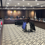 Komisi B Evaluasi Kinerja PAM Jaya April 21, 2026 2:51 pm Komisi B menggelar rapat evaluasi bersama Badan Usaha Milik Daerah (BUMD) di Gedung DPRD DKI Jakarta, Selasa (21/4). Rapat tersebut terkait kinerja PAM Jaya dalam pembangunan jaringan perpipan air minum yang berkualitas untuk masyarakat, Ketua Komisi B Nova Harivan Paloh memimpin rapat didampingi Sekretaris Komisi Hengky Wijaya. Nova menyoroti tingkat kebocoran air atau Non-Revenue Water (NRW) PAM Jaya di Jakarta mencapai 46,6 persen. Kebocoran itu mengakibatkan potensi kerugian pendapatan mencapai sekitar Rp2,5 triliun per tahun. “Berbicara NRW yang artinya masih 46 persen. Nanti saya minta penjelasannya ya,” ujar Nova. Hadir dalam rapat itu, Anggota Komisi B Jupiter, Muhammad Taufik Zoelkifli, Muhammad Al Fatih, dan Nurhasan. Sedangkan pihak eksekutif yang hadir yakni, Sekretaris BP BUMD DKI Jakarta Fitria Haradiani dan Direktur Utama PAM Jaya Arief Nasruddin. Kegiatan tersebut mengacu pada Surat Nomor 393/HM.03.02 yang ditandatangani Ketua DPRD DKI Jakarta Khoirudin. (apn/df)