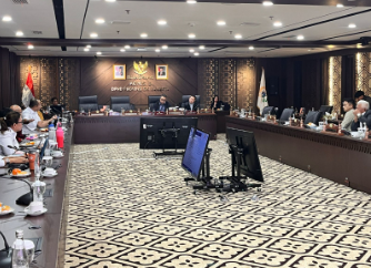 Komisi B Evaluasi Kinerja PAM Jaya April 21, 2026 2:51 pm Komisi B menggelar rapat evaluasi bersama Badan Usaha Milik Daerah (BUMD) di Gedung DPRD DKI Jakarta, Selasa (21/4). Rapat tersebut terkait kinerja PAM Jaya dalam pembangunan jaringan perpipan air minum yang berkualitas untuk masyarakat, Ketua Komisi B Nova Harivan Paloh memimpin rapat didampingi Sekretaris Komisi Hengky Wijaya. Nova menyoroti tingkat kebocoran air atau Non-Revenue Water (NRW) PAM Jaya di Jakarta mencapai 46,6 persen. Kebocoran itu mengakibatkan potensi kerugian pendapatan mencapai sekitar Rp2,5 triliun per tahun. “Berbicara NRW yang artinya masih 46 persen. Nanti saya minta penjelasannya ya,” ujar Nova. Hadir dalam rapat itu, Anggota Komisi B Jupiter, Muhammad Taufik Zoelkifli, Muhammad Al Fatih, dan Nurhasan. Sedangkan pihak eksekutif yang hadir yakni, Sekretaris BP BUMD DKI Jakarta Fitria Haradiani dan Direktur Utama PAM Jaya Arief Nasruddin. Kegiatan tersebut mengacu pada Surat Nomor 393/HM.03.02 yang ditandatangani Ketua DPRD DKI Jakarta Khoirudin. (apn/df)