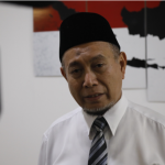 Pansus Aset Desak Tindak Tegas Pengembang Nakal April 20, 2026 7:17 pm Panitia Khusus (Pansus) tentang Percepatan Penyerahan Aset Fasilitas Sosial dan Fasilitas Umum (Fasos-Fasum) DPRD DKI Jakarta meminta pemerintah provinsi menindak tegas pengembang yang belum menyerahkan kewajiban aset. Demikian ungkap Anggota Pansus Achmad Yani usai rapat menginventarisasi aset milik DKI bersama eksekutif, Senin (20/4). Menurut Yani, masih banyak temuan klasifikasi pengembang yang sengaja menunda penyerahan aset kepada Pemprov DKI. Padahal aset tersebut bermanfaat sebagai Fasos-Fasum guna memenuhi hak publik. “Kami minta SKPD bisa menginventarisir,” ujar Yani di Gedung DPRD DKI Jakarta. Anggota Pansus PercepatanPercepatan Penyerahan Aset DPRD DKI Jakarta Achmad Yani. (dok.DDJP) Yani meminta Pemprov DKI memperkuat regulasi dan membentuk tim khusus. Sehingga fokus pada validasi data terhadap pengembang yang tidak kooperatif. Ia menegaskan, penegakan aturan tidak boleh pandang bulu. Termasuk menerapkan sanksi hukum bagi pengembang yang abai terhadap kewajiban aset. “Tim nanti juga bagaimana terus melakukan penagihan,” tegas Yani. Tak lupa, yani mendesak pengembang segera menyerahkan kewajiban aset ke Pemprov DKI. Sebab, terdapat konsekuensi hukum atas penguasaan aset secara sepihak. “Aturan ini perlu ditegakkan. Jadi kalau mereka masih membandel, ya sesuai dengan aturan,” tegas Yani. Dengan demikian, penyerahan aset-aset bisa dimanfaatkan untuk pembangunan infrastruktur sesuai kebutuhan warga. “Ini tidak lain kan adalah untuk kepentingan warga masyarakat Jakarta,” tukas Yani. (apn/df)