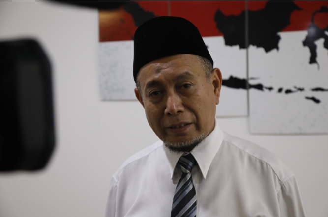 Pansus Aset Desak Tindak Tegas Pengembang Nakal April 20, 2026 7:17 pm Panitia Khusus (Pansus) tentang Percepatan Penyerahan Aset Fasilitas Sosial dan Fasilitas Umum (Fasos-Fasum) DPRD DKI Jakarta meminta pemerintah provinsi menindak tegas pengembang yang belum menyerahkan kewajiban aset. Demikian ungkap Anggota Pansus Achmad Yani usai rapat menginventarisasi aset milik DKI bersama eksekutif, Senin (20/4). Menurut Yani, masih banyak temuan klasifikasi pengembang yang sengaja menunda penyerahan aset kepada Pemprov DKI. Padahal aset tersebut bermanfaat sebagai Fasos-Fasum guna memenuhi hak publik. “Kami minta SKPD bisa menginventarisir,” ujar Yani di Gedung DPRD DKI Jakarta. Anggota Pansus PercepatanPercepatan Penyerahan Aset DPRD DKI Jakarta Achmad Yani. (dok.DDJP) Yani meminta Pemprov DKI memperkuat regulasi dan membentuk tim khusus. Sehingga fokus pada validasi data terhadap pengembang yang tidak kooperatif. Ia menegaskan, penegakan aturan tidak boleh pandang bulu. Termasuk menerapkan sanksi hukum bagi pengembang yang abai terhadap kewajiban aset. “Tim nanti juga bagaimana terus melakukan penagihan,” tegas Yani. Tak lupa, yani mendesak pengembang segera menyerahkan kewajiban aset ke Pemprov DKI. Sebab, terdapat konsekuensi hukum atas penguasaan aset secara sepihak. “Aturan ini perlu ditegakkan. Jadi kalau mereka masih membandel, ya sesuai dengan aturan,” tegas Yani. Dengan demikian, penyerahan aset-aset bisa dimanfaatkan untuk pembangunan infrastruktur sesuai kebutuhan warga. “Ini tidak lain kan adalah untuk kepentingan warga masyarakat Jakarta,” tukas Yani. (apn/df)