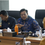 Pansus Dorong Bentuk Perda CSR April 21, 2026 8:17 pm Panitia Khusus (Pansus) tentang Pengelolaan Tanggung Jawab Sosial Lingkungan Perusahaan (TJSLP) atau CSR DPRD DKI Jakarta mendorong pembentukan Peraturan Daerah (Perda) tentang CSR. Tujuannya, sinkronisasi program dengan pembangunan. Ketua Pansus Ghozi Zulazmi mengatakan, pelaksanaan CSR selama ini berjalan tanpa koordinasi yang kuat dari Pemprov DKI Jakarta. Pembentukan Perda CSR, kata dia, penyaluran bantuan perusahaan berdampak nyata bagi masyarakat. “Nah, kita ingin ini lebih terarah,” ujar Ghozi di Gedung DPRD DKI Jakarta. Satu di antara terobosan dalam Perda, pembentukan database perusahaan yang komprehensif. Jakarta membutuhkan sistem pelaporan yang transparan dan terintegrasi melalui platform digital. Aktivitas CSR akan terpantau secara real-time. Ketua Pansus TJSLP/CSR DPRD DKI Jakarta Ghozi Sulazmi. (dok.DDJP) Sistem digital memudahkan pemerintah memetakan wilayah yang sudah atau belum mendapatkan bantuan dari sektor swasta. “Kita butuh database yang kuat. Selama ini kita belum punya data yang komprehensif mengenai siapa saja yang sudah menyalurkan, bentuknya apa, dan sasarannya siapa,” tegas dia. Selain itu, Ghozi menegaskan, Perda CSR nantinya akan memuat poin mengenai sanksi bagi perusahaan yang abai terhadap tanggung jawab sosial. Meski demikian, sanksi dimaksud merupakan langkah terakhir. Prioritasnya mencantumkan kepastian hukum. “Kita ingin perusahaan merasa bahwa dengan berkontribusi pada lingkungan dan sosial di Jakarta, iklim usaha mereka juga akan semakin baik,” ungkap Ghozi. Ghozi menargetkan, pengesahan payung hukum tentang CSR menjadi Perda di 2026. Dalam waktu dekat, asosiasi pengusaha hingga akademisi akan hadir memberikan masukan dan saran. “Target kita tahun ini Raperda sudah bisa diparipurnakan agar menjadi payung hukum yang jelas bagi pengelolaan CSR di Jakarta,” pungkas dia. (apn/df)