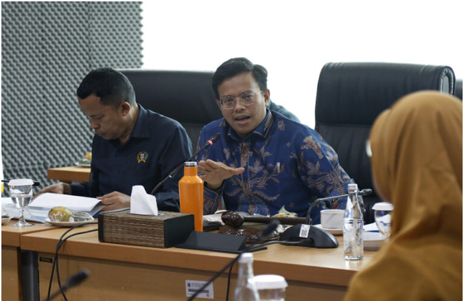 Pansus Dorong Bentuk Perda CSR April 21, 2026 8:17 pm Panitia Khusus (Pansus) tentang Pengelolaan Tanggung Jawab Sosial Lingkungan Perusahaan (TJSLP) atau CSR DPRD DKI Jakarta mendorong pembentukan Peraturan Daerah (Perda) tentang CSR. Tujuannya, sinkronisasi program dengan pembangunan. Ketua Pansus Ghozi Zulazmi mengatakan, pelaksanaan CSR selama ini berjalan tanpa koordinasi yang kuat dari Pemprov DKI Jakarta. Pembentukan Perda CSR, kata dia, penyaluran bantuan perusahaan berdampak nyata bagi masyarakat. “Nah, kita ingin ini lebih terarah,” ujar Ghozi di Gedung DPRD DKI Jakarta. Satu di antara terobosan dalam Perda, pembentukan database perusahaan yang komprehensif. Jakarta membutuhkan sistem pelaporan yang transparan dan terintegrasi melalui platform digital. Aktivitas CSR akan terpantau secara real-time. Ketua Pansus TJSLP/CSR DPRD DKI Jakarta Ghozi Sulazmi. (dok.DDJP) Sistem digital memudahkan pemerintah memetakan wilayah yang sudah atau belum mendapatkan bantuan dari sektor swasta. “Kita butuh database yang kuat. Selama ini kita belum punya data yang komprehensif mengenai siapa saja yang sudah menyalurkan, bentuknya apa, dan sasarannya siapa,” tegas dia. Selain itu, Ghozi menegaskan, Perda CSR nantinya akan memuat poin mengenai sanksi bagi perusahaan yang abai terhadap tanggung jawab sosial. Meski demikian, sanksi dimaksud merupakan langkah terakhir. Prioritasnya mencantumkan kepastian hukum. “Kita ingin perusahaan merasa bahwa dengan berkontribusi pada lingkungan dan sosial di Jakarta, iklim usaha mereka juga akan semakin baik,” ungkap Ghozi. Ghozi menargetkan, pengesahan payung hukum tentang CSR menjadi Perda di 2026. Dalam waktu dekat, asosiasi pengusaha hingga akademisi akan hadir memberikan masukan dan saran. “Target kita tahun ini Raperda sudah bisa diparipurnakan agar menjadi payung hukum yang jelas bagi pengelolaan CSR di Jakarta,” pungkas dia. (apn/df)