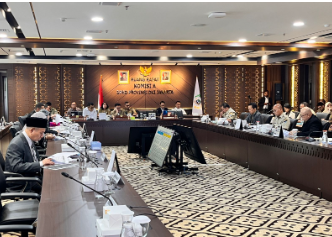 Pansus Fasos Fasum Inventaris Aset Pemprov DKI April 20, 2026 2:29 pm Panitia Khusus (Pansus) Percepatan Penyerahan Aset Fasilitas Sosial dan Fasilitas Umum (Fasos Fasum)menggelar rapat bersama eksekutif di Gedung DPRD DKI Jakarta, Senin (20/4). Rapat tersebut fokus pada inventarisasi aset milik Pemerintah Provinsi (Pemprov) DKI Jakarta. Ketua Pansus Inggard Joshua memimpin rapat Bersama Wakil Ketua Pansus Mujiyono. Inggard menegaskan, Pemprov DKI harus mulai menginventarisasi aset yang masih bermasalah dengan pihak pengembang. Sebab, banyak pemanfaatan Fasos Fasum secara ilegal. “Pansus Fasos Fasum ini kita ingin semuanya terbuka ya, jangan sampai merugikan,” ujar Inggard. Anggota Pansus yang hadir dalam pertemuan itu, Achmad Yani, Inad Luciawaty, Zahrina Nurbaiti, Hilda Kusuma Dewi, Agustina Hermanto, Ali Hakim Lubis, Alief Bintang Haryadi, Mohammad Ongen Sangaji, Riano P. Ahmad, Habib Muhamad Bin Salim Alatas, Dina Masyusin, dan William Aditya Sarana. Sedangkan pihak eksekutif di antaranya, Inspektorat DKI Jakarta, Biro Hukum Setda DKI Jakarta, dan perwakilan lima pemerintah kota. Rapat tersebut mengacu pada Surat Nomor 475/HK.01.02 yang ditandatangani Ketua DPRD DKI Jakarta Khoirudin. (apn/df)