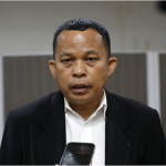 Pansus Sebut CSR Belum Merata April 17, 2026 4:13 pm Wakil Ketua Panitia Khusus (Pansus) CSR/TJSL (Tanggung Jawab Sosial dan Lingkungan) DPRD DKI Jakarta August Hamonangan menegaskan, manfaat Program Corporate Social Responsibility belum merata di bagi masyarakat. Menurut dia, masih banyak warga terdampak aktivitas pembangunan tidak memperoleh perhatian nyata dari program tersebut. Kondisi demikian menjadi perhatian serius bagi Pansus. “Bingkai utamanya adalah bahwa belum semua warga DKI Jakarta merasakan adanya CSR,” ujar dia, beberapa waktu lalu. Selama ini, banyak warga yang mengeluh karena terdampak proyek pembangunan. Karena itu, Pansus CSR/TJSL menggali berbagai masukan guna memastikan CSR menyentuh kebutuhan warga. Wakil Ketua Pansus CSR/TJSL DPRD DKI Jakarta August Hamonangan. (dok.DDJP) August juga menyoroti regulasi yang menjadi dasar pelaksanaan CSR di Jakarta. Yaitu, Peraturan Gubernur tahun 2013. Aturan itu sudah tidak relevan dengan perkembangan terkini. Sehingga perlu pembaruan, selaras dengan aturan pemerintah pusat. “(Pergub) masih usang. Artinya, nanti perlu di-update, diperbaharui,” tandas August. Tak hanya itu, Pansus juga meminta keterbukaan data dan informasi. Khususnya dari Badan Usaha Milik Daerah (BUMD). Dengan memperoleh memperoleh penyertaan modal daerah dari anggaran publik, BUMD semestinya turut memastikan Program CSR berdampak nyata bagi masyarakat Jakarta. “Kenapa warga DKI Jakarta sendiri tidak merasakan CSR itu,” ungkap August. Seringkali, pelaksanaan CSR menyadari wilayah luar DKI Jakarta. Padahal di warga Jakarta masih banyak yang membutuhkan program itu. Warga Jakarta harus menjadi prioritas penyaluran CSR dari BUMD. “Barulah nanti diperluas ke tempat lain,” ucap August. August mengatakan ke depan, Pansus CSR/TJSL membuka peluang mendorong lahirnya peraturan daerah (Perda) sebagai payung hukum yang lebih kuat. Regulasi tersebut diharapkan dapat mempertegas fungsi DPRD dalam pengawasan dan legislasi, sekaligus memastikan pelaksanaan CSR benar-benar berpihak pada kepentingan masyarakat. “Supaya ada peraturan daerah yang mana ini juga menguatkan fungsi kami, baik melakukan pengawasan maupun juga melakukan legislasi untuk kebaikan warga DKI Jakarta,” tukas dia. (yla/df)