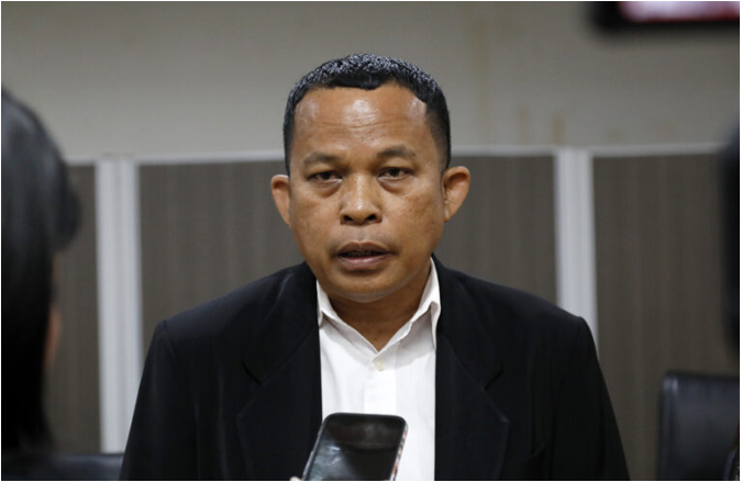 Pansus Sebut CSR Belum Merata April 17, 2026 4:13 pm Wakil Ketua Panitia Khusus (Pansus) CSR/TJSL (Tanggung Jawab Sosial dan Lingkungan) DPRD DKI Jakarta August Hamonangan menegaskan, manfaat Program Corporate Social Responsibility belum merata di bagi masyarakat. Menurut dia, masih banyak warga terdampak aktivitas pembangunan tidak memperoleh perhatian nyata dari program tersebut. Kondisi demikian menjadi perhatian serius bagi Pansus. “Bingkai utamanya adalah bahwa belum semua warga DKI Jakarta merasakan adanya CSR,” ujar dia, beberapa waktu lalu. Selama ini, banyak warga yang mengeluh karena terdampak proyek pembangunan. Karena itu, Pansus CSR/TJSL menggali berbagai masukan guna memastikan CSR menyentuh kebutuhan warga. Wakil Ketua Pansus CSR/TJSL DPRD DKI Jakarta August Hamonangan. (dok.DDJP) August juga menyoroti regulasi yang menjadi dasar pelaksanaan CSR di Jakarta. Yaitu, Peraturan Gubernur tahun 2013. Aturan itu sudah tidak relevan dengan perkembangan terkini. Sehingga perlu pembaruan, selaras dengan aturan pemerintah pusat. “(Pergub) masih usang. Artinya, nanti perlu di-update, diperbaharui,” tandas August. Tak hanya itu, Pansus juga meminta keterbukaan data dan informasi. Khususnya dari Badan Usaha Milik Daerah (BUMD). Dengan memperoleh memperoleh penyertaan modal daerah dari anggaran publik, BUMD semestinya turut memastikan Program CSR berdampak nyata bagi masyarakat Jakarta. “Kenapa warga DKI Jakarta sendiri tidak merasakan CSR itu,” ungkap August. Seringkali, pelaksanaan CSR menyadari wilayah luar DKI Jakarta. Padahal di warga Jakarta masih banyak yang membutuhkan program itu. Warga Jakarta harus menjadi prioritas penyaluran CSR dari BUMD. “Barulah nanti diperluas ke tempat lain,” ucap August. August mengatakan ke depan, Pansus CSR/TJSL membuka peluang mendorong lahirnya peraturan daerah (Perda) sebagai payung hukum yang lebih kuat. Regulasi tersebut diharapkan dapat mempertegas fungsi DPRD dalam pengawasan dan legislasi, sekaligus memastikan pelaksanaan CSR benar-benar berpihak pada kepentingan masyarakat. “Supaya ada peraturan daerah yang mana ini juga menguatkan fungsi kami, baik melakukan pengawasan maupun juga melakukan legislasi untuk kebaikan warga DKI Jakarta,” tukas dia. (yla/df)