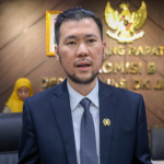 Pansus Tata Kelola Perparkiran Kejar Transparansi Pendapatan Operator April 20, 2026 8:07 pm Panitia Khusus (Pansus) Tata Kelola Perparkiran menggelar rapat kerja bersama jajaran eksekutif dan operator parkir PT. Dinamika Mitra Pratama (Best Parking) di Gedung DPRD DKI Jakarta, Senin (20/4). Ketua Pansus Jupiter memimpin rapat bersama Wakil Ketua Pansus M. Fu’adi Luthfi. Hadir Anggota Pansus Wa Ode Herlina, Ryan Kurnia Ar Rahman, Andri Santosa, Francine Eustacia, Heri Kustanto, Hardiyanto Kenneth, Lukmanul Hakim, Muhammad Al Fatih, Oman Rohman Rakinda. Dalam rapat tersebut, Pansus meminta sejumlah dokumen kepada operator parkir untuk bahan verifikasi dan pendalaman. Ketua Pansus Tata Kelola Perparkiran DPRD DKI Jakarta Jupiter. (dok.DDJP) Dokumen meliputi, mutasi rekening perusahaan sejak mulai beroperasi, bukti pembayaran asuransi dan premi, neraca serta laporan keuangan tahun berjalan. Selain itu, Pansus juga meminta fotokopi izin operator parkir dari Dinas Penanaman Modal dan Pelayanan Terpadu Satu Pintu (DPMPTSP) DKI Jakarta, data luas lahan dan kapasitas parkir. Termasuk pula laporan pendapatan bulanan, bukti pembayaran pajak parkir ke Badan Pendapatan Daerah (Bapenda) DKI Jakarta, hingga rekapitulasi setoran pajak sejak operator beroperasi. Jupiter mengatakan, Pansus meminta data agar bisa memeriksa secara komprehensif dan objektif terhadap pengelolaan parkir selama ini. “Kami ingin secara komprehensif untuk melakukan validasi dan verifikasi terhadap operator tersebut,” ujar dia. Dari temuan sementara, terdapat selisih cukup besar. Karena itu, perlu penelusuran lebih lanjut. Menurut dia, selisih itu berpotensi kerugian pendapatan daerah bila tidak ada penjelasan secara transparan. Berdasarkan uji petik Unit Pengelola (UP) Parkir, pendapatan yang seharusnya bisa mencapai sekitar Rp1 miliar, namun tercatat hanya Rp709 juta. “Artinya ini ada potensi yang menjadi kerugian pendapatan asli daerah dan ini cukup besar,” tandas Jupiter. Ia menegaskan, Pansus tidak ingin terburu-buru mengambil kesimpulan dan tetap menjunjung asas praduga tak bersalah. Oleh sebab itu, Pansus meminta seluruh data pendukung. Dengan begitu dapat menghitung dan mencocokkan dengan hasil laporan. “Untuk memastikan agar data yang diberikan ini sesuai dengan hitungan,” kata Jupiter. Ia juga menegaskan, transparansi dan akuntabilitas pengelolaan parkir sangat penting. Sebab, sektor tersebut menyangkut penerimaan daerah yang seharusnya bermanfaat untuk pembangunan dan pelayanan masyarakat Jakarta. Pansus juga menilai, evaluasi terhadap operator parkir perlu secara menyeluruh. Termasuk kepatuhan terhadap kewajiban pajak, perizinan, sistem pelaporan pendapatan, hingga mekanisme kerja sama dengan pemerintah daerah. “Sehingga kita bisa membaca apakah kerugian ini menjadi potensi kerugian pendapatan asli daerah ini,” tukas Jupiter. (yla/df)