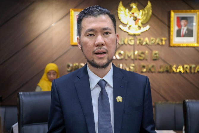 Pansus Tata Kelola Perparkiran Kejar Transparansi Pendapatan Operator April 20, 2026 8:07 pm Panitia Khusus (Pansus) Tata Kelola Perparkiran menggelar rapat kerja bersama jajaran eksekutif dan operator parkir PT. Dinamika Mitra Pratama (Best Parking) di Gedung DPRD DKI Jakarta, Senin (20/4). Ketua Pansus Jupiter memimpin rapat bersama Wakil Ketua Pansus M. Fu’adi Luthfi. Hadir Anggota Pansus Wa Ode Herlina, Ryan Kurnia Ar Rahman, Andri Santosa, Francine Eustacia, Heri Kustanto, Hardiyanto Kenneth, Lukmanul Hakim, Muhammad Al Fatih, Oman Rohman Rakinda. Dalam rapat tersebut, Pansus meminta sejumlah dokumen kepada operator parkir untuk bahan verifikasi dan pendalaman. Ketua Pansus Tata Kelola Perparkiran DPRD DKI Jakarta Jupiter. (dok.DDJP) Dokumen meliputi, mutasi rekening perusahaan sejak mulai beroperasi, bukti pembayaran asuransi dan premi, neraca serta laporan keuangan tahun berjalan. Selain itu, Pansus juga meminta fotokopi izin operator parkir dari Dinas Penanaman Modal dan Pelayanan Terpadu Satu Pintu (DPMPTSP) DKI Jakarta, data luas lahan dan kapasitas parkir. Termasuk pula laporan pendapatan bulanan, bukti pembayaran pajak parkir ke Badan Pendapatan Daerah (Bapenda) DKI Jakarta, hingga rekapitulasi setoran pajak sejak operator beroperasi. Jupiter mengatakan, Pansus meminta data agar bisa memeriksa secara komprehensif dan objektif terhadap pengelolaan parkir selama ini. “Kami ingin secara komprehensif untuk melakukan validasi dan verifikasi terhadap operator tersebut,” ujar dia. Dari temuan sementara, terdapat selisih cukup besar. Karena itu, perlu penelusuran lebih lanjut. Menurut dia, selisih itu berpotensi kerugian pendapatan daerah bila tidak ada penjelasan secara transparan. Berdasarkan uji petik Unit Pengelola (UP) Parkir, pendapatan yang seharusnya bisa mencapai sekitar Rp1 miliar, namun tercatat hanya Rp709 juta. “Artinya ini ada potensi yang menjadi kerugian pendapatan asli daerah dan ini cukup besar,” tandas Jupiter. Ia menegaskan, Pansus tidak ingin terburu-buru mengambil kesimpulan dan tetap menjunjung asas praduga tak bersalah. Oleh sebab itu, Pansus meminta seluruh data pendukung. Dengan begitu dapat menghitung dan mencocokkan dengan hasil laporan. “Untuk memastikan agar data yang diberikan ini sesuai dengan hitungan,” kata Jupiter. Ia juga menegaskan, transparansi dan akuntabilitas pengelolaan parkir sangat penting. Sebab, sektor tersebut menyangkut penerimaan daerah yang seharusnya bermanfaat untuk pembangunan dan pelayanan masyarakat Jakarta. Pansus juga menilai, evaluasi terhadap operator parkir perlu secara menyeluruh. Termasuk kepatuhan terhadap kewajiban pajak, perizinan, sistem pelaporan pendapatan, hingga mekanisme kerja sama dengan pemerintah daerah. “Sehingga kita bisa membaca apakah kerugian ini menjadi potensi kerugian pendapatan asli daerah ini,” tukas Jupiter. (yla/df)