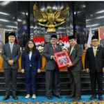 Rapat Paripurna LKPJ Gubernur terhadap APBD 2025 April 20, 2026 1:26 pm Wakil Gubernur Rano Karno menyampaikan pidato gubernur dalam Rapat Paripurna DPRD DKI Jakarta terkait Laporan Keterangan Pertanggungjawaban (LKPJ) APBD 2025, Senin (20/4). Ketua DPRD Khoirudin mengatakan, bakal menindaklanjuti LKPJ Gubernur dalam bentuk pembahasan atau evaluasi. Lima komisi akan membahas itu mulai 22-24 April 2026. Selanjutnya, lanjut Khoirudin, pidato tersebut akan menjadi bahan pembahasan dalam penyusunan rekomendasi DPRD. “Menjadi bahan masukan bagi DPRD dan akan disampaikan dalam Rapat Paripurna DPRD pada hari Kamis, 30 April 2026,” ujar Khoirudin. Rangkaian tersebut sesuai ketentuan peraturan perundang-undangan sebagaimana Pasal 19 ayat (1) Peraturan Pemerintah Nomor 13 Tahun 2019 tentang Laporan dan Evaluasi Penyelenggaraan Pemerintah Daerah. Kepala daerah, kata Khoirudin, menyampaikan Laporan Keterangan Pertanggungjawaban (LKPJ) kepada DPRD dalam rapat paripurna yang dilakukan satu kali dalam satu tahun. “Paling lambat tiga bulan setelah tahun anggaran berakhir,” ucap dia. Sebelumnya, Wakil Gubernur Rano Karno dalam pidatonya menjelaskan, Penyampaian LKPJ 2025 berdasarkan amanat Undang-Undang Nomor 23 Tahun 2014 tentang Pemerintahan Daerah. Juga mengacu pada Peraturan Pemerintah Nomor 13 Tahun 2019 tentang Laporan dan Evaluasi Penyelenggaraan Pemerintahan Daerah serta Peraturan Menteri Dalam Negeri Nomor 19 Tahun 2024. LKPJ merupakan laporan penyelenggaraan pemerintahan daerah selama satu tahun. Mencakup hasil penyelenggaraan urusan pemerintahan serta pelaksanaan tugas pembantuan dan penugasan. “Serta tindak lanjut dari rekomendasi DPRD yang telah disampaikan pada tahun lalu,” tutur Rano. Ia juga menjelaskan, realisasi APBD tahun 2025 yang meliputi Pendapatan Daerah, Belanja Daerah, dan Pembiayaan Daerah. Laporan dalam LKPJ masih dalam posisi unreviewed. Pendapatan Daerah 2025 terealisasi 94,75 persen, sebesar Rp80,02 triliun dari target Rp84,45 persen. Terdiri dari realisasi Pendapatan Asli Daerah (PAD) sebesar Rp51,21 triliun atau 94,50 persen. Lalu, realisasi Pendapatan Transfer sebesar Rp28,73 triliun atau 95,51 persen. “Serta realisasi Lain-Lain Pendapatan Daerah yang Sah sebesar Rp73,37 miliar atau 42,52 persen,” ungkap Rano. Meski demikian, Rano mengakui, masih terdapat capaian beberapa komponen pajak daerah yang kurang dari 90 persen. Seperti Pajak Bahan Bakar Kendaraan Bermotor (PBBKB), serta Bea Perolehan Hak Atas Tanah dan Bangunan (BPHTB). Sebab, terdapat indikasi kecenderungan peningkatan pada konsumsi energi alternatif selain Bahan Bakar Minyak (BBM). Di antaranya penggunaan kendaraan listrik yang secara agregat dapat berpengaruh terhadap realisasi penjualan BBM dalam jangka pendek maupun jangka panjang. “Lalu terdapat perluasan pengecualian objek BPHTB sebagaimana diatur pada Peraturan Daerah Nomor 1 Tahun 2024,” tambah Rano. Terkait Belanja Daerah, jelas dia, pada akhir 2025 telah terealisasi sebesar Rp76,09 triliun atau mencapai 88,50 persen dari target yang direncanakan sebesar Rp85,97 triliun. Mengenai Pembiayaan Daerah, realisasi Penerimaan Pembiayaan sebesar Rp7,33 triliun atau 98,99 persen dari target awal Rp7,40 triliun. Bersumber dari SiLPA tahun sebelumnya sebesar Rp4,43 triliun, Pinjaman Dalam Negeri sebesar 2,89 triliun, dan Penerimaan Kembali Pemberian Pinjaman sebesar Rp68 juta. Kemudian, Pengeluaran Pembiayaan terealisasi Rp5,44 triliun atau 92,53 persen dari rencana Rp5,88 triliun. Pengeluaran Pembiayaan itu dialokasikan untuk penyertaan modal pemerintah daerah kepada Badan Usaha Milik Daerah (BUMD). Yaitu, PT. Jakarta Propertindo (Jakpro), PT.Mass Rapid Transit (MRT) Jakarta, dan pembayaran pokok pinjaman dalam negeri dari pemerintah pusat sebesar Rp1,92 triliun. Rano berharap, LKPJ menjadi wujud nyata kerja sama dan komitmen dari jajaran pemerintah daerah dan DPRD untuk mewujudkan kesejahteraan masyarakat Jakarta. Dengan kata lain, mempertahankan dan meningkatkan sinergi pada masa yang akan datang. Mewujudkan Jakarta sebagai kota global dan pusat perekonomian. “Berdaya saing, berkelanjutan, dan menyejahterakan seluruh warganya,” kata Rano. (gie/df)