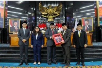 Rapat Paripurna LKPJ Gubernur terhadap APBD 2025 April 20, 2026 1:26 pm Wakil Gubernur Rano Karno menyampaikan pidato gubernur dalam Rapat Paripurna DPRD DKI Jakarta terkait Laporan Keterangan Pertanggungjawaban (LKPJ) APBD 2025, Senin (20/4). Ketua DPRD Khoirudin mengatakan, bakal menindaklanjuti LKPJ Gubernur dalam bentuk pembahasan atau evaluasi. Lima komisi akan membahas itu mulai 22-24 April 2026. Selanjutnya, lanjut Khoirudin, pidato tersebut akan menjadi bahan pembahasan dalam penyusunan rekomendasi DPRD. “Menjadi bahan masukan bagi DPRD dan akan disampaikan dalam Rapat Paripurna DPRD pada hari Kamis, 30 April 2026,” ujar Khoirudin. Rangkaian tersebut sesuai ketentuan peraturan perundang-undangan sebagaimana Pasal 19 ayat (1) Peraturan Pemerintah Nomor 13 Tahun 2019 tentang Laporan dan Evaluasi Penyelenggaraan Pemerintah Daerah. Kepala daerah, kata Khoirudin, menyampaikan Laporan Keterangan Pertanggungjawaban (LKPJ) kepada DPRD dalam rapat paripurna yang dilakukan satu kali dalam satu tahun. “Paling lambat tiga bulan setelah tahun anggaran berakhir,” ucap dia. Sebelumnya, Wakil Gubernur Rano Karno dalam pidatonya menjelaskan, Penyampaian LKPJ 2025 berdasarkan amanat Undang-Undang Nomor 23 Tahun 2014 tentang Pemerintahan Daerah. Juga mengacu pada Peraturan Pemerintah Nomor 13 Tahun 2019 tentang Laporan dan Evaluasi Penyelenggaraan Pemerintahan Daerah serta Peraturan Menteri Dalam Negeri Nomor 19 Tahun 2024. LKPJ merupakan laporan penyelenggaraan pemerintahan daerah selama satu tahun. Mencakup hasil penyelenggaraan urusan pemerintahan serta pelaksanaan tugas pembantuan dan penugasan. “Serta tindak lanjut dari rekomendasi DPRD yang telah disampaikan pada tahun lalu,” tutur Rano. Ia juga menjelaskan, realisasi APBD tahun 2025 yang meliputi Pendapatan Daerah, Belanja Daerah, dan Pembiayaan Daerah. Laporan dalam LKPJ masih dalam posisi unreviewed. Pendapatan Daerah 2025 terealisasi 94,75 persen, sebesar Rp80,02 triliun dari target Rp84,45 persen. Terdiri dari realisasi Pendapatan Asli Daerah (PAD) sebesar Rp51,21 triliun atau 94,50 persen. Lalu, realisasi Pendapatan Transfer sebesar Rp28,73 triliun atau 95,51 persen. “Serta realisasi Lain-Lain Pendapatan Daerah yang Sah sebesar Rp73,37 miliar atau 42,52 persen,” ungkap Rano. Meski demikian, Rano mengakui, masih terdapat capaian beberapa komponen pajak daerah yang kurang dari 90 persen. Seperti Pajak Bahan Bakar Kendaraan Bermotor (PBBKB), serta Bea Perolehan Hak Atas Tanah dan Bangunan (BPHTB). Sebab, terdapat indikasi kecenderungan peningkatan pada konsumsi energi alternatif selain Bahan Bakar Minyak (BBM). Di antaranya penggunaan kendaraan listrik yang secara agregat dapat berpengaruh terhadap realisasi penjualan BBM dalam jangka pendek maupun jangka panjang. “Lalu terdapat perluasan pengecualian objek BPHTB sebagaimana diatur pada Peraturan Daerah Nomor 1 Tahun 2024,” tambah Rano. Terkait Belanja Daerah, jelas dia, pada akhir 2025 telah terealisasi sebesar Rp76,09 triliun atau mencapai 88,50 persen dari target yang direncanakan sebesar Rp85,97 triliun. Mengenai Pembiayaan Daerah, realisasi Penerimaan Pembiayaan sebesar Rp7,33 triliun atau 98,99 persen dari target awal Rp7,40 triliun. Bersumber dari SiLPA tahun sebelumnya sebesar Rp4,43 triliun, Pinjaman Dalam Negeri sebesar 2,89 triliun, dan Penerimaan Kembali Pemberian Pinjaman sebesar Rp68 juta. Kemudian, Pengeluaran Pembiayaan terealisasi Rp5,44 triliun atau 92,53 persen dari rencana Rp5,88 triliun. Pengeluaran Pembiayaan itu dialokasikan untuk penyertaan modal pemerintah daerah kepada Badan Usaha Milik Daerah (BUMD). Yaitu, PT. Jakarta Propertindo (Jakpro), PT.Mass Rapid Transit (MRT) Jakarta, dan pembayaran pokok pinjaman dalam negeri dari pemerintah pusat sebesar Rp1,92 triliun. Rano berharap, LKPJ menjadi wujud nyata kerja sama dan komitmen dari jajaran pemerintah daerah dan DPRD untuk mewujudkan kesejahteraan masyarakat Jakarta. Dengan kata lain, mempertahankan dan meningkatkan sinergi pada masa yang akan datang. Mewujudkan Jakarta sebagai kota global dan pusat perekonomian. “Berdaya saing, berkelanjutan, dan menyejahterakan seluruh warganya,” kata Rano. (gie/df)