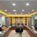 Rapimgab Bahas Tukar Guling Aset BMD April 21, 2026 2:03 pm DPRD DKI Jakarta menggelar rapat pimpinan gabungan (Rapimgab) bersama eksekutif dalam rangka persetujuan tukar menukar Barang Milik Daerah (BMD) oleh PT. Binara Guba Mediktama, Selasa (21/4). Objek tukar menukar aset BMD yaitu, Tanah Taman Puspita Indah, Pondok Pinang, Kebayoran Lama, Jakarta Selatan. Lahan seluas 4 ribu meter dengan nilai sebesar Rp148,7 miliar itu akan ditukar dengan tanah dan bangunan yang berada di 10 wilayah DKI Jakarta senilai Rp163,6 miliar. Ketua DPRD Khoirudin memimpin Rapimgab didampingi Wakil Ketua Komisi C Tri Waluyo dan Sekretaris Komisi C Ismail. Khoirudin mengatakan, Keputusan Gubernur DKI Jakarta Nomor 287 tahun 2026 tentang tukar menukar barang daerah berupa tanah dengan barang pengganti milik PT. Binara Guna Mediktama berdasarkan ketentuan Pasal 331 Ayat 1 Peraturan Menteri Dalam Negeri Nomor 19 tahun 2016 tentang Pedoman Pengelolaan BMD. Dengan begitu, lanjut Khoirudin, pemindahtanganan barang milik daerah yang dilakukan setelah mendapat persetujuan DPRD berupa tanah atau bangunan yang bernilai lebih dari Rp5 miliar. “Pasal 388 Ayat 4 menyatakan bahwa alat tukar menukar memerlukan persetujuan DPRD,” ujar Khoirudin di gedung DPRD DKI Jakarta “Gubernur terlebih dahulu mengajukan permohonan persetujuan tukar menukar kepada DPRD,” tambah dia. Sementara, Wakil Ketua Komisi C Tri Waluyo mengimbau agar proses tukar menukar BMD tidak menyalahi aturan berlaku. Sehingga proses berjalan lancar dan bermaanfaat untuk warga Jakarta. “Saya ingatkan proses ini tidak menyalahi prosedur hukum,” kata Tri. Eksekutif yang hadir di antaranya perwakilan Badan Pengelolaan Aset Daerah (BPAD) DKI Jakarta, Biro Hukum Setda DKI Jakarta, dan PT. Binara Guba Mediktama. Kegiatan itu mengacu pada Surat Nomor 480/PU.03.03 yang ditandatangani Ketua DPRD DKI Jakarta. (apn/df)