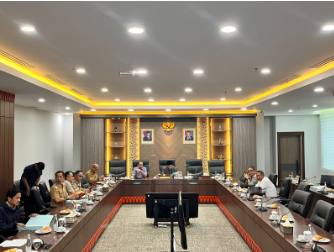 Rapimgab Bahas Tukar Guling Aset BMD April 21, 2026 2:03 pm DPRD DKI Jakarta menggelar rapat pimpinan gabungan (Rapimgab) bersama eksekutif dalam rangka persetujuan tukar menukar Barang Milik Daerah (BMD) oleh PT. Binara Guba Mediktama, Selasa (21/4). Objek tukar menukar aset BMD yaitu, Tanah Taman Puspita Indah, Pondok Pinang, Kebayoran Lama, Jakarta Selatan. Lahan seluas 4 ribu meter dengan nilai sebesar Rp148,7 miliar itu akan ditukar dengan tanah dan bangunan yang berada di 10 wilayah DKI Jakarta senilai Rp163,6 miliar. Ketua DPRD Khoirudin memimpin Rapimgab didampingi Wakil Ketua Komisi C Tri Waluyo dan Sekretaris Komisi C Ismail. Khoirudin mengatakan, Keputusan Gubernur DKI Jakarta Nomor 287 tahun 2026 tentang tukar menukar barang daerah berupa tanah dengan barang pengganti milik PT. Binara Guna Mediktama berdasarkan ketentuan Pasal 331 Ayat 1 Peraturan Menteri Dalam Negeri Nomor 19 tahun 2016 tentang Pedoman Pengelolaan BMD. Dengan begitu, lanjut Khoirudin, pemindahtanganan barang milik daerah yang dilakukan setelah mendapat persetujuan DPRD berupa tanah atau bangunan yang bernilai lebih dari Rp5 miliar. “Pasal 388 Ayat 4 menyatakan bahwa alat tukar menukar memerlukan persetujuan DPRD,” ujar Khoirudin di gedung DPRD DKI Jakarta “Gubernur terlebih dahulu mengajukan permohonan persetujuan tukar menukar kepada DPRD,” tambah dia. Sementara, Wakil Ketua Komisi C Tri Waluyo mengimbau agar proses tukar menukar BMD tidak menyalahi aturan berlaku. Sehingga proses berjalan lancar dan bermaanfaat untuk warga Jakarta. “Saya ingatkan proses ini tidak menyalahi prosedur hukum,” kata Tri. Eksekutif yang hadir di antaranya perwakilan Badan Pengelolaan Aset Daerah (BPAD) DKI Jakarta, Biro Hukum Setda DKI Jakarta, dan PT. Binara Guba Mediktama. Kegiatan itu mengacu pada Surat Nomor 480/PU.03.03 yang ditandatangani Ketua DPRD DKI Jakarta. (apn/df)
