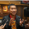 Ribuan Objek Tanah Jadi Prioritas Percepatan PTSL dan Reforma Agraria April 21, 2026 6:52 pm Panitia Khusus (Pansus) Reforma Agraria dan Pendaftaran Tanah Sistematis Lengkap (PTSL) menggelar rapat kerja dengan jajaran eksekutif, Badan Pertanahan Nasional (BPN), serta Gugus Tugas Reforma Agraria (GTRA) di Gedung DPRD DKI Jakarta, Selasa (21/4). Ketua Pansus Reforma Agraria dan PTSL Dwi Rio Sambodo menjelaskan, rapat fokus pada pembahasan Daftar Inventaris Masalah (DIM) pertanahan hasil penyusunan sebelumnya. “Fokus pada respon dan paparan dari eksekutif pemda maupun BPN dan GTRA tentang DIM Pansus PTSL yang ada sebelumnya,” ujar Rio. Ia menyebut, terdapat 23 subkelompok. Terbagi dalam empat kelompok utama, terkait persoalan pertanahan. Pansus dan BPN sudah menentukan prioritas utama dan fokus soal pendaftaran yang masuk kategori 1. “Yaitu objek tanah yang didaftarkan oleh pemohon (warga),” ungkap Rio. Terdapat 5.261 objek tanah kategori 1 atau clean and clear menjadi prioritas utama penyelesaian dalam waktu dekat. Pansus menargetkan percepatan penyelesaian dalam waktu satu bulan ke depan atau hingga Agustus 2026. Tentunya dengan dukungan data lengkap dari Kantor Wilayah (Kanwil) BPN DKI Jakarta. “BPN sudah menyiapkan data komplit dan akan distribusikan kepada warga. Dikoneksikan kepada walikota di seluruh DKI Jakarta,” ucap Rio. Selain itu, Pansus juga menyepakati tiga aspek utama dalam penanganan persoalan pertanahan. Yakni, aspek yang dapat segera dieksekusi. Khususnya untuk tanah kategori clean and clear. Kedua, aspek rekomendasi untuk tanah yang belum clear atau masuk kategori tiga. Termasuk yang memiliki potensi konflik. Aspek ketiga, kebutuhan perubahan kebijakan guna mendukung penyelesaian persoalan pertanahan secara komprehensif. “Jadi nanti bisa dalam bentuk Pergub, Perda, PP, Perpres, bahkan undang-undang,” tegas Rio. Dalam rapat tersebut, Pansus juga menyoroti komposisi Gugus Tugas Reforma Agraria (GTRA) yang perlu perluasan agar lebih representatif. “Kita juga mengkoreksi supaya komposisi gugus tugas reforma agraria ini bisa merepresentasikan semua pihak,” kata Rio. Ia menilai, perlu pelibatan unsur akademisi, tokoh masyarakat, dan warga secara lebih optimal dalam GTRA. Sebagai tindak lanjut, Pansus akan menggelar rapat lanjutan pada 30 April 2026. Agendanya, pendalaman materi dan pembahasan data secara lebih rinci. “Termasuk melakukan respons terhadap data 5.261 K1 maupun puluhan ribu, bahkan 230ribu yang masuk K3,” ungkap Rio. Rapat berikutnya juga akan membahas kendala penggunaan aplikasi Sentuh Tanahku. Pasalnya, selama ini masih menjadi persoalan bagi masyarakat. Secara keseluruhan, pembahasan Pansus mengarah pada mempercepat penyelesaian masalah pertanahan. Memberikan kepastian hukum bagi masyarakat. “Ujung-ujungnya bagaimana bisa menangani persoalan-persoalan tanah untuk rakyat dan bisa mengikis ancaman dari mafia tanah,” pungkas Rio. (gie/df)