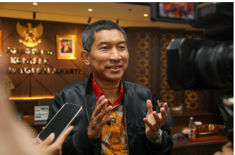 Ribuan Objek Tanah Jadi Prioritas Percepatan PTSL dan Reforma Agraria April 21, 2026 6:52 pm Panitia Khusus (Pansus) Reforma Agraria dan Pendaftaran Tanah Sistematis Lengkap (PTSL) menggelar rapat kerja dengan jajaran eksekutif, Badan Pertanahan Nasional (BPN), serta Gugus Tugas Reforma Agraria (GTRA) di Gedung DPRD DKI Jakarta, Selasa (21/4). Ketua Pansus Reforma Agraria dan PTSL Dwi Rio Sambodo menjelaskan, rapat fokus pada pembahasan Daftar Inventaris Masalah (DIM) pertanahan hasil penyusunan sebelumnya. “Fokus pada respon dan paparan dari eksekutif pemda maupun BPN dan GTRA tentang DIM Pansus PTSL yang ada sebelumnya,” ujar Rio. Ia menyebut, terdapat 23 subkelompok. Terbagi dalam empat kelompok utama, terkait persoalan pertanahan. Pansus dan BPN sudah menentukan prioritas utama dan fokus soal pendaftaran yang masuk kategori 1. “Yaitu objek tanah yang didaftarkan oleh pemohon (warga),” ungkap Rio. Terdapat 5.261 objek tanah kategori 1 atau clean and clear menjadi prioritas utama penyelesaian dalam waktu dekat. Pansus menargetkan percepatan penyelesaian dalam waktu satu bulan ke depan atau hingga Agustus 2026. Tentunya dengan dukungan data lengkap dari Kantor Wilayah (Kanwil) BPN DKI Jakarta. “BPN sudah menyiapkan data komplit dan akan distribusikan kepada warga. Dikoneksikan kepada walikota di seluruh DKI Jakarta,” ucap Rio. Selain itu, Pansus juga menyepakati tiga aspek utama dalam penanganan persoalan pertanahan. Yakni, aspek yang dapat segera dieksekusi. Khususnya untuk tanah kategori clean and clear. Kedua, aspek rekomendasi untuk tanah yang belum clear atau masuk kategori tiga. Termasuk yang memiliki potensi konflik. Aspek ketiga, kebutuhan perubahan kebijakan guna mendukung penyelesaian persoalan pertanahan secara komprehensif. “Jadi nanti bisa dalam bentuk Pergub, Perda, PP, Perpres, bahkan undang-undang,” tegas Rio. Dalam rapat tersebut, Pansus juga menyoroti komposisi Gugus Tugas Reforma Agraria (GTRA) yang perlu perluasan agar lebih representatif. “Kita juga mengkoreksi supaya komposisi gugus tugas reforma agraria ini bisa merepresentasikan semua pihak,” kata Rio. Ia menilai, perlu pelibatan unsur akademisi, tokoh masyarakat, dan warga secara lebih optimal dalam GTRA. Sebagai tindak lanjut, Pansus akan menggelar rapat lanjutan pada 30 April 2026. Agendanya, pendalaman materi dan pembahasan data secara lebih rinci. “Termasuk melakukan respons terhadap data 5.261 K1 maupun puluhan ribu, bahkan 230ribu yang masuk K3,” ungkap Rio. Rapat berikutnya juga akan membahas kendala penggunaan aplikasi Sentuh Tanahku. Pasalnya, selama ini masih menjadi persoalan bagi masyarakat. Secara keseluruhan, pembahasan Pansus mengarah pada mempercepat penyelesaian masalah pertanahan. Memberikan kepastian hukum bagi masyarakat. “Ujung-ujungnya bagaimana bisa menangani persoalan-persoalan tanah untuk rakyat dan bisa mengikis ancaman dari mafia tanah,” pungkas Rio. (gie/df)