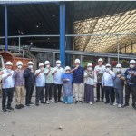 TPST Bantargebang Butuh Anggaran Pembenahan April 21, 2026 7:38 pm Panitia Khusus (Pansus) Pengelolaan Sampah DPRD DKI Jakarta menegaskan komitmen mendukung percepatan pembenahan TPST Bantargebang melalui fungsi anggaran. Hal itu terungkap dalam peninjauan Pansus bersama Komisi D di TPST Bantargebang, Selasa (21/4). Ketua Pansus Pengelolaan Sampah Judistira Hermawan mengatakan, insiden longsor harus menjadi peringatan serius. Perlu percepatan pembenahan. “Adanya korban jiwa menjadi peringatan bagi semua pihak untuk segera melakukan perbaikan,” ujar dia. Kunjungan Pansus Pengelolaan Sampah bersama Komisi D DPRD DKI Jakarta ke TPST Bantargebang. (dok.DDJP) Judistira menuturkan, DPRD akan mencermati kebutuhan lapangan dalam pembahasan Anggaran Pendapatan dan Belanja Daerah (APBD) Perubahan 2026 dan Rancangan APBD (RAPBD) 2027. “Kami akan menyelaraskan kebutuhan Dinas Lingkungan Hidup dengan kebijakan anggaran DPRD dalam beberapa tahun ke depan,” terang dia. Paparan Dinas Lingkungan Hidup menunjukkan Bantargebang menghadapi sanksi administratif dari Kementerian Lingkungan Hidup dan Kehutanan (KLHK). Sanksi tersebut mencakup paksaan pemerintah tanpa denda, kewajiban audit lingkungan, hingga proses penyidikan dugaan tindak pidana lingkungan. Dinas Lingkungan Hidup juga melaporkan audit lingkungan telah selesai Januari 2026. Terdapat 38 rekomendasi. Mencakup aspek pencegahan, penanggulangan, dan pemulihan. Judistira menegaskan, dukungan anggaran menjadi kunci agar pembenahan berjalan optimal. “Kami memiliki fungsi anggaran dan akan mendukung kebutuhan tersebut,” tegas dia. Sementara itu, Kepala Dinas Lingkungan Hidup Dudi Gardesi menuturkan, sebagian besar temuan telah ditindaklanjuti. “Dari 37 temuan, sebanyak 32 sudah ditindaklanjuti. Masih ada lima temuan yang harus diselesaikan,” ungkap Dudi. Ia berharap, sinergi antara DPRD dan Pemprov DKI Jakarta dapat mempercepat penyelesaian sisa temuan tersebut. (all/df)
