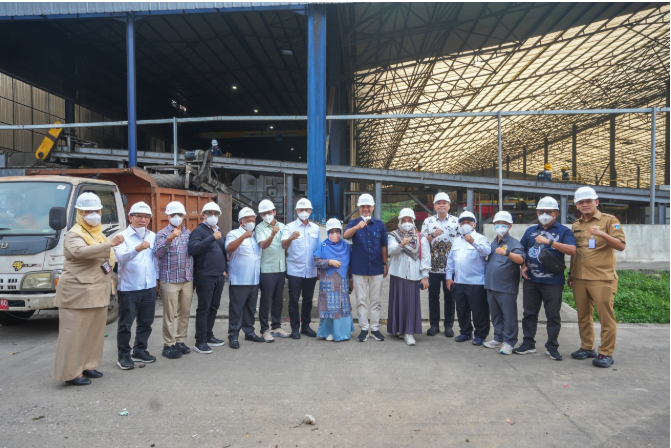 TPST Bantargebang Butuh Anggaran Pembenahan April 21, 2026 7:38 pm Panitia Khusus (Pansus) Pengelolaan Sampah DPRD DKI Jakarta menegaskan komitmen mendukung percepatan pembenahan TPST Bantargebang melalui fungsi anggaran. Hal itu terungkap dalam peninjauan Pansus bersama Komisi D di TPST Bantargebang, Selasa (21/4). Ketua Pansus Pengelolaan Sampah Judistira Hermawan mengatakan, insiden longsor harus menjadi peringatan serius. Perlu percepatan pembenahan. “Adanya korban jiwa menjadi peringatan bagi semua pihak untuk segera melakukan perbaikan,” ujar dia. Kunjungan Pansus Pengelolaan Sampah bersama Komisi D DPRD DKI Jakarta ke TPST Bantargebang. (dok.DDJP) Judistira menuturkan, DPRD akan mencermati kebutuhan lapangan dalam pembahasan Anggaran Pendapatan dan Belanja Daerah (APBD) Perubahan 2026 dan Rancangan APBD (RAPBD) 2027. “Kami akan menyelaraskan kebutuhan Dinas Lingkungan Hidup dengan kebijakan anggaran DPRD dalam beberapa tahun ke depan,” terang dia. Paparan Dinas Lingkungan Hidup menunjukkan Bantargebang menghadapi sanksi administratif dari Kementerian Lingkungan Hidup dan Kehutanan (KLHK). Sanksi tersebut mencakup paksaan pemerintah tanpa denda, kewajiban audit lingkungan, hingga proses penyidikan dugaan tindak pidana lingkungan. Dinas Lingkungan Hidup juga melaporkan audit lingkungan telah selesai Januari 2026. Terdapat 38 rekomendasi. Mencakup aspek pencegahan, penanggulangan, dan pemulihan. Judistira menegaskan, dukungan anggaran menjadi kunci agar pembenahan berjalan optimal. “Kami memiliki fungsi anggaran dan akan mendukung kebutuhan tersebut,” tegas dia. Sementara itu, Kepala Dinas Lingkungan Hidup Dudi Gardesi menuturkan, sebagian besar temuan telah ditindaklanjuti. “Dari 37 temuan, sebanyak 32 sudah ditindaklanjuti. Masih ada lima temuan yang harus diselesaikan,” ungkap Dudi. Ia berharap, sinergi antara DPRD dan Pemprov DKI Jakarta dapat mempercepat penyelesaian sisa temuan tersebut. (all/df)