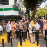 Pansus Sambangi Area Parkir Ilegal Blok M Square May 11, 2026 6:43 pm Panitia Khusus (Pansus) Tata Kelola Perparkiran DPRD DKI Jakarta bersama eksekutif meninjau langsung lokasi perparkiran Blok M Square, Kebayoran Baru, Jakarta Selatan, Senin (11/5). Hadir Ketua Pansus Jupiter didampingi Wakil Ketua Pansus Fuadi Luthfi bersama Anggota Pansus Heri Kustantp, Francine Widjojo, Muhammad Al Fatih, Ryan Kurnia, dan Andri Santosa. Sedangkan eksekutif yang hadir yakni, Kepala Unit Perparkiran (UP) Dinas Perhubungan DKI Jakarta Masdess Arouffy berserta jajaran. Panitia Khusus (Pansus) Tata Kelola Perparkiran DPRD DKI Jakarta meninjau area parkir ilegal di Blok M Square, Kebayoran Baru, Jakarta Selatan. Kegiatan itu mengacu pada Surat Nomor 573/HK.01.02 yang ditandatangani Ketua DPRD DKI Jakarta Khoirudin. Pada kesempatan itu, Jupiter memastikan peninjauan tersebut sebagai upaya pengawasan terhadap perparkiran di DKI Jakarta. Selanjutnya, aparat menyegel area pakir ilegal itu. Jupiter menegaskan, Pansus melindungi hak-hak masyarakat dan pendapatan asli daerah. “Melindungi kerugian potensi pendapatan asli daerah,” tegas dia. (apn/df)