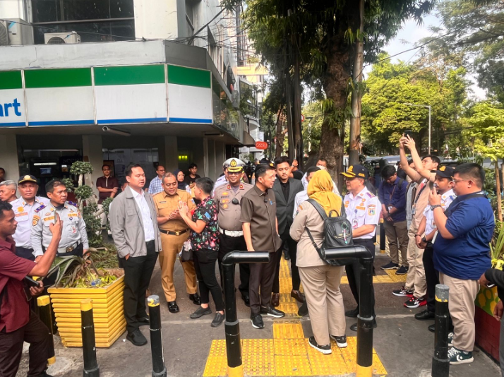 Pansus Sambangi Area Parkir Ilegal Blok M Square May 11, 2026 6:43 pm Panitia Khusus (Pansus) Tata Kelola Perparkiran DPRD DKI Jakarta bersama eksekutif meninjau langsung lokasi perparkiran Blok M Square, Kebayoran Baru, Jakarta Selatan, Senin (11/5). Hadir Ketua Pansus Jupiter didampingi Wakil Ketua Pansus Fuadi Luthfi bersama Anggota Pansus Heri Kustantp, Francine Widjojo, Muhammad Al Fatih, Ryan Kurnia, dan Andri Santosa. Sedangkan eksekutif yang hadir yakni, Kepala Unit Perparkiran (UP) Dinas Perhubungan DKI Jakarta Masdess Arouffy berserta jajaran. Panitia Khusus (Pansus) Tata Kelola Perparkiran DPRD DKI Jakarta meninjau area parkir ilegal di Blok M Square, Kebayoran Baru, Jakarta Selatan. Kegiatan itu mengacu pada Surat Nomor 573/HK.01.02 yang ditandatangani Ketua DPRD DKI Jakarta Khoirudin. Pada kesempatan itu, Jupiter memastikan peninjauan tersebut sebagai upaya pengawasan terhadap perparkiran di DKI Jakarta. Selanjutnya, aparat menyegel area pakir ilegal itu. Jupiter menegaskan, Pansus melindungi hak-hak masyarakat dan pendapatan asli daerah. “Melindungi kerugian potensi pendapatan asli daerah,” tegas dia. (apn/df)