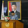 Fraksi NasDem DPRD DKI Jakarta menekankan pentingnya Ranperda Penyelenggaraan Perlindungan Perempuan fokus pada penanganan korban kekerasan dan memperkuat upaya pencegahan sejak dini. Demikian ungkap Anggota Fraksi Nasdem Muhammad Idris dalam Rapat Paripurna Pandangan Umum Fraksi terhadap Ranperda tentang Penyelenggaraan Perlindungan Perempuan, Senin (11/5). Langkah pencegahan perlu secara menyeluruh. Melalui edukasi dan kampanye antikekerasan di berbagai sektor kehidupan masyarakat. Fraksi NasDem mendorong agar regulasi memperhatikan penanganan dari sisi hulu. Dengan begitu, menekan kasus kekerasan terhadap perempuan sejak awal. Anggota Fraksi Nasdem DPRD DKI Jakarta Muhammad Idris. (dok.DDJP) “Tidak hanya penanganan terpadu kasus kekerasan yang berasal dari hilir tindak kekerasan terhadap perempuan,” ujar Idris. Menurut Fraksi NasDem, perlu perluasan pencegahan kekerasan terhadap perempuan melalui kewajiban sosialisasi antikekerasan di seluruh jenjang pendidikan hingga lingkungan kerja. Selain itu, kampanye publik dan program pemberdayaan perempuan harus melibatkan seluruh Organisasi Perangkat Daerah (OPD) serta sektor swasta. Perusahaan swasta juga wajib memiliki program mitigasi kekerasan terhadap perempuan. Hal itu sebagai bentuk tanggung jawab bersama. Menciptakan ruang aman bagi perempuan. Upaya tersebut penting agar perlindungan perempuan menjadi tanggung jawab pemerintah dan seluruh elemen masyarakat. NasDem juga menyoroti pentingnya penguatan layanan terpadu bagi korban kekerasan terhadap perempuan. Keberadaan Unit Pelaksana Teknis Daerah Perlindungan Perempuan dan Anak (UPTD PPA) perlu diperluas hingga tingkat kecamatan. Sehingga layanan penanganan lebih mudah terjangkau masyarakat. Layanan tersebut harus mampu mencakup penanganan pengaduan oleh petugas terlatih, layanan kesehatan, rehabilitasi sosial, hingga proses penegakan hukum secara menyeluruh. Harapannya, Ranperda tentang Penyelenggaraan Perlindungan Perempuan dapat menjadi payung hukum yang komprehensif. Memberikan perlindungan bagi perempuan di Jakarta. “Dengan target cakupan penanganan pengaduan oleh petugas terlatih, layanan kesehatan, rehabilitasi sosial, dan penegakkan hukum dari tingkat penyidikan sampai keputusan pengadilan yaitu 100 persen,” kata Idris. (yla/df)