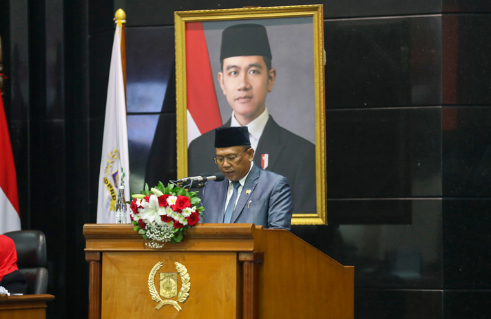 Fraksi NasDem DPRD DKI Jakarta menekankan pentingnya Ranperda Penyelenggaraan Perlindungan Perempuan fokus pada penanganan korban kekerasan dan memperkuat upaya pencegahan sejak dini. Demikian ungkap Anggota Fraksi Nasdem Muhammad Idris dalam Rapat Paripurna Pandangan Umum Fraksi terhadap Ranperda tentang Penyelenggaraan Perlindungan Perempuan, Senin (11/5). Langkah pencegahan perlu secara menyeluruh. Melalui edukasi dan kampanye antikekerasan di berbagai sektor kehidupan masyarakat. Fraksi NasDem mendorong agar regulasi memperhatikan penanganan dari sisi hulu. Dengan begitu, menekan kasus kekerasan terhadap perempuan sejak awal. Anggota Fraksi Nasdem DPRD DKI Jakarta Muhammad Idris. (dok.DDJP) “Tidak hanya penanganan terpadu kasus kekerasan yang berasal dari hilir tindak kekerasan terhadap perempuan,” ujar Idris. Menurut Fraksi NasDem, perlu perluasan pencegahan kekerasan terhadap perempuan melalui kewajiban sosialisasi antikekerasan di seluruh jenjang pendidikan hingga lingkungan kerja. Selain itu, kampanye publik dan program pemberdayaan perempuan harus melibatkan seluruh Organisasi Perangkat Daerah (OPD) serta sektor swasta. Perusahaan swasta juga wajib memiliki program mitigasi kekerasan terhadap perempuan. Hal itu sebagai bentuk tanggung jawab bersama. Menciptakan ruang aman bagi perempuan. Upaya tersebut penting agar perlindungan perempuan menjadi tanggung jawab pemerintah dan seluruh elemen masyarakat. NasDem juga menyoroti pentingnya penguatan layanan terpadu bagi korban kekerasan terhadap perempuan. Keberadaan Unit Pelaksana Teknis Daerah Perlindungan Perempuan dan Anak (UPTD PPA) perlu diperluas hingga tingkat kecamatan. Sehingga layanan penanganan lebih mudah terjangkau masyarakat. Layanan tersebut harus mampu mencakup penanganan pengaduan oleh petugas terlatih, layanan kesehatan, rehabilitasi sosial, hingga proses penegakan hukum secara menyeluruh. Harapannya, Ranperda tentang Penyelenggaraan Perlindungan Perempuan dapat menjadi payung hukum yang komprehensif. Memberikan perlindungan bagi perempuan di Jakarta. “Dengan target cakupan penanganan pengaduan oleh petugas terlatih, layanan kesehatan, rehabilitasi sosial, dan penegakkan hukum dari tingkat penyidikan sampai keputusan pengadilan yaitu 100 persen,” kata Idris. (yla/df)