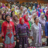 Perlindungan Perempuan, Fraksi Gerindra: Investasi Sosial Jangka Panjang May 11, 2026 6:01 pm Fraksi Partai Gerindra DPRD DKI Jakarta menyoroti pentingnya kepastian pembiayaan dan keberlanjutan program dalam Rancangan Peraturan Daerah (Ranperda) tentang Penyelenggaraan Perlindungan Perempuan. Hal itu disampaikan Sekretaris Fraksi Partai Gerindra DPRD DKI Jakarta Yudha Permana dalam Rapat Paripurna DPRD DKI Jakarta, Senin (11/5). Ranperda tersebut telah mengatur berbagai bentuk layanan perlindungan perempuan secara cukup luas. Mulai dari layanan kesehatan, psikososial, rumah aman, bantuan hukum, rehabilitasi sosial, bantuan ekonomi hingga reintegrasi sosial bagi korban. Meski demikian, Fraksi Gerindra memandang masih perlu penguatan pada aspek pembiayaan agar pelaksanaan layanan perlindungan perempuan dapat berjalan optimal dan berkelanjutan. Perlu kejelasan mengenai standar minimum pembiayaan, prioritas penganggaran, hingga mekanisme evaluasi program untuk memastikan masyarakat merasakan layanan. Sekretaris Fraksi Partai Gerindra DPRD DKI Jakarta Yudha Permana. (dok.DDJP) “Fraksi Partai Gerindra mencermati pengaturan pembiayaan dan dukungan anggaran belum cukup menegaskan keberlanjutan layanan,” kata Yudha. Perlindungan perempuan tidak seharusnya sekadar program administratif. Melainkan investasi sosial jangka panjang yang membutuhkan dukungan tata kelola dan penganggaran yang efektif. “Ditopang penganggaran berbasis outcome dan tata kelola yang efektif,” kata Yudha. Selain itu, Fraksi Gerindra juga mendorong agar penganggaran program perlindungan perempuan dilakukan secara terukur dan terintegrasi lintas perangkat daerah. Langkah tersebut untuk mencegah tumpang tindih program serta pemborosan anggaran dalam pelaksanaan kebijakan. Evaluasi program tidak cukup hanya melihat tingkat penyerapan anggaran. Harus berorientasi pada kualitas layanan dan keberhasilan pemulihan korban. “Menitikberatkan pada capaian layanan, keberhasilan pemulihan korban, serta keberlanjutan dampak program,” kata Yudha. Selain aspek pembiayaan dan evaluasi program, Fraksi Gerindra juga menekankan pentingnya penguatan fungsi pengawasan dalam implementasi Ranperda tersebut. Fraksi Gerindra mengusulkan kewajiban pelaporan penggunaan anggaran dan capaian indikator kinerja utama kepada DPRD secara berkala. Transparansi dan akuntabilitas penggunaan anggaran menjadi bagian penting untuk memastikan seluruh program perlindungan perempuan berjalan tepat sasaran. Memberikan manfaat nyata bagi masyarakat. (yla/df)