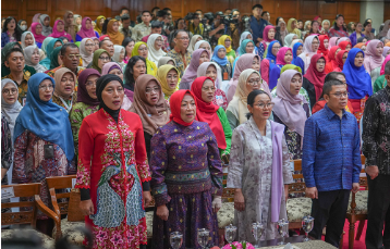 Perlindungan Perempuan, Fraksi Gerindra: Investasi Sosial Jangka Panjang May 11, 2026 6:01 pm Fraksi Partai Gerindra DPRD DKI Jakarta menyoroti pentingnya kepastian pembiayaan dan keberlanjutan program dalam Rancangan Peraturan Daerah (Ranperda) tentang Penyelenggaraan Perlindungan Perempuan. Hal itu disampaikan Sekretaris Fraksi Partai Gerindra DPRD DKI Jakarta Yudha Permana dalam Rapat Paripurna DPRD DKI Jakarta, Senin (11/5). Ranperda tersebut telah mengatur berbagai bentuk layanan perlindungan perempuan secara cukup luas. Mulai dari layanan kesehatan, psikososial, rumah aman, bantuan hukum, rehabilitasi sosial, bantuan ekonomi hingga reintegrasi sosial bagi korban. Meski demikian, Fraksi Gerindra memandang masih perlu penguatan pada aspek pembiayaan agar pelaksanaan layanan perlindungan perempuan dapat berjalan optimal dan berkelanjutan. Perlu kejelasan mengenai standar minimum pembiayaan, prioritas penganggaran, hingga mekanisme evaluasi program untuk memastikan masyarakat merasakan layanan. Sekretaris Fraksi Partai Gerindra DPRD DKI Jakarta Yudha Permana. (dok.DDJP) “Fraksi Partai Gerindra mencermati pengaturan pembiayaan dan dukungan anggaran belum cukup menegaskan keberlanjutan layanan,” kata Yudha. Perlindungan perempuan tidak seharusnya sekadar program administratif. Melainkan investasi sosial jangka panjang yang membutuhkan dukungan tata kelola dan penganggaran yang efektif. “Ditopang penganggaran berbasis outcome dan tata kelola yang efektif,” kata Yudha. Selain itu, Fraksi Gerindra juga mendorong agar penganggaran program perlindungan perempuan dilakukan secara terukur dan terintegrasi lintas perangkat daerah. Langkah tersebut untuk mencegah tumpang tindih program serta pemborosan anggaran dalam pelaksanaan kebijakan. Evaluasi program tidak cukup hanya melihat tingkat penyerapan anggaran. Harus berorientasi pada kualitas layanan dan keberhasilan pemulihan korban. “Menitikberatkan pada capaian layanan, keberhasilan pemulihan korban, serta keberlanjutan dampak program,” kata Yudha. Selain aspek pembiayaan dan evaluasi program, Fraksi Gerindra juga menekankan pentingnya penguatan fungsi pengawasan dalam implementasi Ranperda tersebut. Fraksi Gerindra mengusulkan kewajiban pelaporan penggunaan anggaran dan capaian indikator kinerja utama kepada DPRD secara berkala. Transparansi dan akuntabilitas penggunaan anggaran menjadi bagian penting untuk memastikan seluruh program perlindungan perempuan berjalan tepat sasaran. Memberikan manfaat nyata bagi masyarakat. (yla/df)