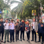 Kerugian Negara Capai 50 Miliar Rupiah, Parkir Ilegal Blok M Square Disegel May 11, 2026 8:16 pm Panitia Khusus (Pansus) Tata Kelola Perparkiran DPRD DKI Jakarta menyegel enam fasilitas parkir di kawasan Blok M Square, Jakarta Selatan, Senin (11/5). Praktik parkir ilegal dan indikasi manipulasi data pajak telah merugikan daerah. Ketua Pansus Jupiter menyatakan, penyegelan sebagai langkah konkret melindungi hak masyarakat. Mengamankan kebocoran terhadap pendapatan asli daerah (PAD) dari hasil parkir di kawasan Blok M Square. “Yang melanggar aturan segera ditutup,” ujar Jupiter. Potensi kerugian negara dari pajak parkir yang dikelola PT. Dinamika Mitra Pratama (Best Parking) selama 15 tahun mencapai lebih dari Rp50 miliar. Pansus Tata Kelola Parkir bersama UP Perparkiran usai menyegel area parkir ilegal di kawasan Blok M Square, (dok.DDJP) Dalam tiga tahun terakhir, izin operasional area parkir tersebut tidak mengantongi izin secara resmi dari Pemprov DKI Jakarta. “Mereka memungut uang dari masyarakat secara ilegal tanpa izin. Ini tidak diperbolehkan,” tegas Jupiter. Berdasarkan data Pansus, pendapatan parkir di kawasan strategis Blok M bisa mencapai lebih dari Rp100 juta per hari atau sekitar Rp3 miliar per bulan. Kenyataannya, berbeda laporan keuangan yang disetorkan ke Badan Pendapatan Daerah (Bapenda). Dengan kata lain, telah terjadi praktik manipulasi. “Ini adalah potensi kerugian negara. Kami meminta BPK dan penegak hukum, termasuk Kejaksaan Tinggi, untuk menindaklanjuti temuan Pansus ini karena ada indikasi pidana pengemplangan pajak,” tandas Jupiter. Setelah penyegelan, Jupiter memastikan, pengelolaan parkir di Blok M Square akan diambil alih sepenuhnya oleh Unit Pengelola (UP) Perparkiran Dinas Perhubungan DKI Jakarta. Termasuk sistem pembayaran akan diubah menjadi digital (cashless) agar lebih transparan. “Sehingga 100 persen menjadi pendapatan retribusi daerah,” ungkap Jupiter. Dengan digitalisasi yang terintegrasi secara real-time, mencegah kebocoran atau permainan oknum. Selain itu, Jupiter menyoroti masih lemahnya pengawasan eksekutif terhadap pengelolaan parkir di DKI Jakarta. Padahal, Pansus telah merekomendasikan kepada gubernur. Namun fakta di lapangan menunjukkan praktik ilegal masih marak di lokasi tersebut. Sementara itu, Kepala Unit Pengelola (UP) Perparkiran Dinas Perhubungan DKI Jakarta Masdess Arouffy menegaskan, penyegelan agar operator tidak lagi memungut biaya parkir dari masyarakat. Dalam masa transisi sistem, layanan parkir gratis di kawasan tersebut. “Untuk sementara, sistem di pintu masuk (gate) belum memungut pembayaran,” kata dia. Masdes menjelaskan, Tim UP Perparkiran akan bekerja cepat memperbarui sistem perparkiran di Blok M Square. Sehingga dapat beroperasi secara normal dan transparan. “Malam ini kami segera melakukan upgrading sistem. Besok sudah bisa berfungsi kembali dengan sistem baru,” ungkap dia. Untuk mencegah pungutan liar (Pungli), Masdess memastikan telah menyiagakan tim pengawas di berbagai pintu parkir. Pihaknya akan mengambil langkah tegas bila kedapatan Pungli parkir selama masa transisi tersebut. “Gate diangkat, jadi tidak ada tapping di alat,” tandas dia. Namun untuk di area jalan lingkungan, UP Perparkiran meminta bantuan dari jajaran TNI-Polri. “Untuk mengawasi lapangan,” tegas Masdess. Bila terdapat oknum yang bermain Pungli di masa transisi, tambah Masdess, akan berlaku sanksi tegas. “Berikan sanksi sesuai ketentuan hukum yang berlaku,” pungkas dia. (apn/df)