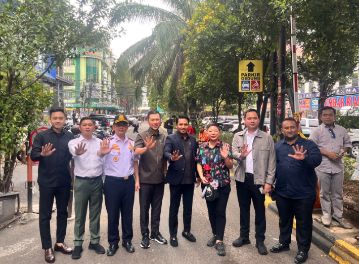 Kerugian Negara Capai 50 Miliar Rupiah, Parkir Ilegal Blok M Square Disegel May 11, 2026 8:16 pm Panitia Khusus (Pansus) Tata Kelola Perparkiran DPRD DKI Jakarta menyegel enam fasilitas parkir di kawasan Blok M Square, Jakarta Selatan, Senin (11/5). Praktik parkir ilegal dan indikasi manipulasi data pajak telah merugikan daerah. Ketua Pansus Jupiter menyatakan, penyegelan sebagai langkah konkret melindungi hak masyarakat. Mengamankan kebocoran terhadap pendapatan asli daerah (PAD) dari hasil parkir di kawasan Blok M Square. “Yang melanggar aturan segera ditutup,” ujar Jupiter. Potensi kerugian negara dari pajak parkir yang dikelola PT. Dinamika Mitra Pratama (Best Parking) selama 15 tahun mencapai lebih dari Rp50 miliar. Pansus Tata Kelola Parkir bersama UP Perparkiran usai menyegel area parkir ilegal di kawasan Blok M Square, (dok.DDJP) Dalam tiga tahun terakhir, izin operasional area parkir tersebut tidak mengantongi izin secara resmi dari Pemprov DKI Jakarta. “Mereka memungut uang dari masyarakat secara ilegal tanpa izin. Ini tidak diperbolehkan,” tegas Jupiter. Berdasarkan data Pansus, pendapatan parkir di kawasan strategis Blok M bisa mencapai lebih dari Rp100 juta per hari atau sekitar Rp3 miliar per bulan. Kenyataannya, berbeda laporan keuangan yang disetorkan ke Badan Pendapatan Daerah (Bapenda). Dengan kata lain, telah terjadi praktik manipulasi. “Ini adalah potensi kerugian negara. Kami meminta BPK dan penegak hukum, termasuk Kejaksaan Tinggi, untuk menindaklanjuti temuan Pansus ini karena ada indikasi pidana pengemplangan pajak,” tandas Jupiter. Setelah penyegelan, Jupiter memastikan, pengelolaan parkir di Blok M Square akan diambil alih sepenuhnya oleh Unit Pengelola (UP) Perparkiran Dinas Perhubungan DKI Jakarta. Termasuk sistem pembayaran akan diubah menjadi digital (cashless) agar lebih transparan. “Sehingga 100 persen menjadi pendapatan retribusi daerah,” ungkap Jupiter. Dengan digitalisasi yang terintegrasi secara real-time, mencegah kebocoran atau permainan oknum. Selain itu, Jupiter menyoroti masih lemahnya pengawasan eksekutif terhadap pengelolaan parkir di DKI Jakarta. Padahal, Pansus telah merekomendasikan kepada gubernur. Namun fakta di lapangan menunjukkan praktik ilegal masih marak di lokasi tersebut. Sementara itu, Kepala Unit Pengelola (UP) Perparkiran Dinas Perhubungan DKI Jakarta Masdess Arouffy menegaskan, penyegelan agar operator tidak lagi memungut biaya parkir dari masyarakat. Dalam masa transisi sistem, layanan parkir gratis di kawasan tersebut. “Untuk sementara, sistem di pintu masuk (gate) belum memungut pembayaran,” kata dia. Masdes menjelaskan, Tim UP Perparkiran akan bekerja cepat memperbarui sistem perparkiran di Blok M Square. Sehingga dapat beroperasi secara normal dan transparan. “Malam ini kami segera melakukan upgrading sistem. Besok sudah bisa berfungsi kembali dengan sistem baru,” ungkap dia. Untuk mencegah pungutan liar (Pungli), Masdess memastikan telah menyiagakan tim pengawas di berbagai pintu parkir. Pihaknya akan mengambil langkah tegas bila kedapatan Pungli parkir selama masa transisi tersebut. “Gate diangkat, jadi tidak ada tapping di alat,” tandas dia. Namun untuk di area jalan lingkungan, UP Perparkiran meminta bantuan dari jajaran TNI-Polri. “Untuk mengawasi lapangan,” tegas Masdess. Bila terdapat oknum yang bermain Pungli di masa transisi, tambah Masdess, akan berlaku sanksi tegas. “Berikan sanksi sesuai ketentuan hukum yang berlaku,” pungkas dia. (apn/df)