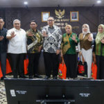 Komisi B Terima Komisi II NTB, Bahas Potensi Kerja Sama May 12, 2026 1:22 pm Komisi B DPRD DKI Jakarta menerima audiensi Komisi II DPRD Provinsi Nusa Tenggara Barat (NTB) di Gedung DPRD DKI Jakarta, Selasa (12/5). Audiensi tersebut dipimpin Ketua Komisi II DPRD NTB Lalu Pelita Putra dan diterima Ketua Komisi B DPRD DKI Jakarta Nova Harivan Paloh. Pertemuan itu membahas potensi kerja sama antardaerah. Terutama pada sektor pangan dan pariwisata. Nova mengatakan, kedua daerah memiliki ruang kolaborasi yang dapat dikembangkan melalui pertukaran gagasan dan penjajakan program. “Kita mendapatkan kunjungan dari DPRD NTB, khususnya Komisi II yang bidangnya hampir sama dengan Komisi B. Banyak tadi kita saling bertukar pikiran mengenai penjajakan ke depan,” ujar Nova. Nova menilai, NTB memiliki potensi peternakan sapi yang cukup besar. Potensi tersebut membuka peluang kerja sama dengan BUMD pangan. Khususnya, Perumda Dharma Jaya. “Kalau di NTB itu ada sapi yang cukup bagus. Hampir tiap kurban misalnya mereka ke sini. Kalau dengan Perumda Dharma Jaya, silakan saja berkolaborasi ke depannya,” terang Nova. Selain sektor pangan, kedua komisi juga membahas pengembangan pariwisata. Jakarta dapat belajar dari NTB, memperkuat daya tarik destinasi wisata. Menurut dia, pengelolaan pariwisata di NTB sudah berjalan cukup baik. Mulai dari layanan pemandu wisata, penginapan, hotel, hingga pengelolaan destinasi unggulan. Seperti Gili Trawangan. “Belum lama ini, kami kunjungan kerja ke NTB terkait pariwisata. Saya kira NTB sudah cukup baik, termasuk pemandu wisata, penginapan, hotel, maupun pengelolaan di Gili Trawangan,” ungkap Nova. Jakarta tidak hanya memiliki potensi sebagai kota jasa. Perlu optimalisasi titik-titik wisata agar punya daya tarik lebih kuat bagi masyarakat dan wisatawan. “Jakarta bukan hanya service city, tetapi juga punya spot wisata yang bisa dikembangkan daya tariknya,” tambah Nova. Sementara itu, Ketua Komisi II DPRD NTB Lalu Pelita Putra berharap, audiensi tersebut memberi manfaat bagi kedua daerah. Menurut dia, sejumlah masukan dalam pertemuan itu dapat menjadi bahan tindak lanjut di NTB. “Ada hal-hal yang kami dapatkan tadi dan dapat kami terapkan. Ada juga harapan dari teman-teman Komisi II yang mungkin dapat kami tindaklanjuti,” pungkas Lalu. Harapannya, pertukaran pengalaman itu membuka ruang kerja sama konkret. Terutama dalam penguatan rantai pasok pangan dan pengembangan sektor pariwisata antardaerah. (all/df)