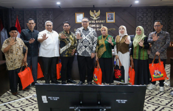Komisi B Terima Komisi II NTB, Bahas Potensi Kerja Sama May 12, 2026 1:22 pm Komisi B DPRD DKI Jakarta menerima audiensi Komisi II DPRD Provinsi Nusa Tenggara Barat (NTB) di Gedung DPRD DKI Jakarta, Selasa (12/5). Audiensi tersebut dipimpin Ketua Komisi II DPRD NTB Lalu Pelita Putra dan diterima Ketua Komisi B DPRD DKI Jakarta Nova Harivan Paloh. Pertemuan itu membahas potensi kerja sama antardaerah. Terutama pada sektor pangan dan pariwisata. Nova mengatakan, kedua daerah memiliki ruang kolaborasi yang dapat dikembangkan melalui pertukaran gagasan dan penjajakan program. “Kita mendapatkan kunjungan dari DPRD NTB, khususnya Komisi II yang bidangnya hampir sama dengan Komisi B. Banyak tadi kita saling bertukar pikiran mengenai penjajakan ke depan,” ujar Nova. Nova menilai, NTB memiliki potensi peternakan sapi yang cukup besar. Potensi tersebut membuka peluang kerja sama dengan BUMD pangan. Khususnya, Perumda Dharma Jaya. “Kalau di NTB itu ada sapi yang cukup bagus. Hampir tiap kurban misalnya mereka ke sini. Kalau dengan Perumda Dharma Jaya, silakan saja berkolaborasi ke depannya,” terang Nova. Selain sektor pangan, kedua komisi juga membahas pengembangan pariwisata. Jakarta dapat belajar dari NTB, memperkuat daya tarik destinasi wisata. Menurut dia, pengelolaan pariwisata di NTB sudah berjalan cukup baik. Mulai dari layanan pemandu wisata, penginapan, hotel, hingga pengelolaan destinasi unggulan. Seperti Gili Trawangan. “Belum lama ini, kami kunjungan kerja ke NTB terkait pariwisata. Saya kira NTB sudah cukup baik, termasuk pemandu wisata, penginapan, hotel, maupun pengelolaan di Gili Trawangan,” ungkap Nova. Jakarta tidak hanya memiliki potensi sebagai kota jasa. Perlu optimalisasi titik-titik wisata agar punya daya tarik lebih kuat bagi masyarakat dan wisatawan. “Jakarta bukan hanya service city, tetapi juga punya spot wisata yang bisa dikembangkan daya tariknya,” tambah Nova. Sementara itu, Ketua Komisi II DPRD NTB Lalu Pelita Putra berharap, audiensi tersebut memberi manfaat bagi kedua daerah. Menurut dia, sejumlah masukan dalam pertemuan itu dapat menjadi bahan tindak lanjut di NTB. “Ada hal-hal yang kami dapatkan tadi dan dapat kami terapkan. Ada juga harapan dari teman-teman Komisi II yang mungkin dapat kami tindaklanjuti,” pungkas Lalu. Harapannya, pertukaran pengalaman itu membuka ruang kerja sama konkret. Terutama dalam penguatan rantai pasok pangan dan pengembangan sektor pariwisata antardaerah. (all/df)