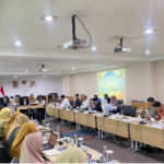 Bapemperda Sampaikan Hasil Pembahasan Dua Ranperda May 18, 2026 12:59 pm Ketua DPRD DKI Jakarta Khoirudin membuka Rapat Pimpinan Gabungan (Rapimgab) terkait penyampaian laporan hasil pembahasan Badan Pembentukan Peraturan Daerah (Bapemperda) DPRD DKI Jakarta terhadap dua Rancangan Peraturan Daerah (Ranperda). Yaitu, Ranperda Pembangunan Keluarga, serta Ranperda Rencana Perlindungan dan Pengelolaan Lingkungan Hidup (RPPLH). Khoirudin menjelaskan, proses penyusunan kedua Ranperda telah melalui sejumlah tahapan pembahasan yang cukup mendalam. Bapemperda melakukan kajian internal kedua Ranperda. Termasuk melibatkan berbagai pihak kompeten di bidangnya. Memastikan penyusunan materi selaras dengan kebutuhan masyarakat. “Melibatkan para pakar dan eksekutif terkait,” ujar Khoirudin, Senin (18/5). Hadir dalam Rapimgab, Wakil Ketua DPRD Ima Mahdiah, Rany Mauliani, dan Wibi Andrino. Lalu, Ketua Komisi D Yuke Yurike, Ketua Komisi E Subki, serta Sekretaris Komisi C Ismail. Hadir pula sejumlah pimpinan fraksi. Yakni, Ketua Fraksi PKS M. Taufik Zoelkifli, Ketua Fraksi PDI-Perjuangan Pantas Nainggolan, Sekretaris Fraksi Gerindra Yudha Permana, Ketua Fraksi NasDem Jupiter, Ketua Fraksi Demokrat dan Perindo Ali Muhammad Johan, serta Sekretaris Fraksi PSI Elva Farhi Qolbina. Ketua Bapemperda Aziz menngungkapkan, telah melaksanakan lima rapat pembahasan. Terdiri dari Rapat Dengar Pendapat Umum (RDPU) dengan para Stakeholder terkait, serta masukan Komisi E pada 10 Maret 2026. Selanjutnya, rapat kerja membahas pasal-pasal terhadap Raperda Pembangunan Keluarga sebanyak tiga kali. Yakni pada 31 Maret, 7 April, dan 14 April 2026. “Focus Group Discussion (FGD) terkait Raperda Pembangunan Keluarga atas pandangan umum fraksi-fraksi dan masyarakat pada 28 April 2026,” papar Aziz. Dari pembahasan tersebut, menghasilkan 13 bab dan 31 pasal. “Menghapus satu pasal. Yakni, pasal 5 draf awal,” ungkap Aziz. Sedangkan Ranperda RPPLH terdiri dari 10 ban dan 15 pasal. Telah memasuki tahap lanjutan. Termasuk penelaahan pasal-pasal serta penyempurnaan substansi materi aturan. Ranperda RPPLH telah siap memasuki proses fasilitasi di Kementerian Dalam Negeri, sebelum ke tahap persetujuan bersama antara DPRD DKI Jakarta dan gubernur. (gie/df)