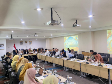 Bapemperda Sampaikan Hasil Pembahasan Dua Ranperda May 18, 2026 12:59 pm Ketua DPRD DKI Jakarta Khoirudin membuka Rapat Pimpinan Gabungan (Rapimgab) terkait penyampaian laporan hasil pembahasan Badan Pembentukan Peraturan Daerah (Bapemperda) DPRD DKI Jakarta terhadap dua Rancangan Peraturan Daerah (Ranperda). Yaitu, Ranperda Pembangunan Keluarga, serta Ranperda Rencana Perlindungan dan Pengelolaan Lingkungan Hidup (RPPLH). Khoirudin menjelaskan, proses penyusunan kedua Ranperda telah melalui sejumlah tahapan pembahasan yang cukup mendalam. Bapemperda melakukan kajian internal kedua Ranperda. Termasuk melibatkan berbagai pihak kompeten di bidangnya. Memastikan penyusunan materi selaras dengan kebutuhan masyarakat. “Melibatkan para pakar dan eksekutif terkait,” ujar Khoirudin, Senin (18/5). Hadir dalam Rapimgab, Wakil Ketua DPRD Ima Mahdiah, Rany Mauliani, dan Wibi Andrino. Lalu, Ketua Komisi D Yuke Yurike, Ketua Komisi E Subki, serta Sekretaris Komisi C Ismail. Hadir pula sejumlah pimpinan fraksi. Yakni, Ketua Fraksi PKS M. Taufik Zoelkifli, Ketua Fraksi PDI-Perjuangan Pantas Nainggolan, Sekretaris Fraksi Gerindra Yudha Permana, Ketua Fraksi NasDem Jupiter, Ketua Fraksi Demokrat dan Perindo Ali Muhammad Johan, serta Sekretaris Fraksi PSI Elva Farhi Qolbina. Ketua Bapemperda Aziz menngungkapkan, telah melaksanakan lima rapat pembahasan. Terdiri dari Rapat Dengar Pendapat Umum (RDPU) dengan para Stakeholder terkait, serta masukan Komisi E pada 10 Maret 2026. Selanjutnya, rapat kerja membahas pasal-pasal terhadap Raperda Pembangunan Keluarga sebanyak tiga kali. Yakni pada 31 Maret, 7 April, dan 14 April 2026. “Focus Group Discussion (FGD) terkait Raperda Pembangunan Keluarga atas pandangan umum fraksi-fraksi dan masyarakat pada 28 April 2026,” papar Aziz. Dari pembahasan tersebut, menghasilkan 13 bab dan 31 pasal. “Menghapus satu pasal. Yakni, pasal 5 draf awal,” ungkap Aziz. Sedangkan Ranperda RPPLH terdiri dari 10 ban dan 15 pasal. Telah memasuki tahap lanjutan. Termasuk penelaahan pasal-pasal serta penyempurnaan substansi materi aturan. Ranperda RPPLH telah siap memasuki proses fasilitasi di Kementerian Dalam Negeri, sebelum ke tahap persetujuan bersama antara DPRD DKI Jakarta dan gubernur. (gie/df)