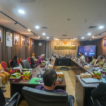 Persiapan BK Award 2026 May 18, 2026 1:09 pm Badan Kehormatan (BK) DPRD DKI Jakarta mematangkan persiapan pelaksanaan BK Award 2026. Pembahasan melalui rapat koordinasi perdana di Ruang Rapat BK, Gedung DPRD DKI Jakarta, Senin (18/5). Ketua BK Yudha Permana mengatakan, merancang kegiatan itu lebih baik lagi. BK Award tidak hanya menjadi ajang apresiasi. Namun memotivasi kinerja seluruh anggota DPRD DKI Jakarta dalam menjalankan fungsi kelembagaan. “Dengan begitu, manfaatnya bisa lebih luas untuk warga Jakarta,” ujar Yudha. Ketua BK DPRD DKI Jakarta Yudha Permana. (dok.DDJP) BK Award 2026 akan mengangkat tema sustainability. Pemilihan tema itu selaras dengan kebutuhan Jakarta. Mendorong pola hidup berkelanjutan. Termasuk penguatan edukasi pengelolaan sampah. Yudha menilai, persoalan sampah masih menjadi pekerjaan rumah bersama. Karena itu, BK Award 2026 akan memuat kegiatan edukatif. Membangun kesadaran masyarakat sejak dari hulu. Rangkaian BK Award 2026 akan memuat kegiatan Temu Sapa dan edukasi pengolahan sampah. Harapannya, program tersebut mendorong keterlibatan masyarakat dalam menjaga lingkungan. “DKI Jakarta harus menuntaskan persoalan sampah pada tahun ini,” tambah Yudha. Ia juga menegaskan, DPRD DKI Jakarta ingin mendorong pendekatan pengelolaan sampah secara menyeluruh. “Jadi, proses dari hulu ke hilir bisa berjalan. Edukasi kepada masyarakat berjalan, kemudian pengolahan sampah di hilir juga bisa berjalan,” pungkas Yudha. Rencananya, BK Award 2026 berlangsung di Ruang Rapat Paripurna dan ar