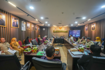 Persiapan BK Award 2026 May 18, 2026 1:09 pm Badan Kehormatan (BK) DPRD DKI Jakarta mematangkan persiapan pelaksanaan BK Award 2026. Pembahasan melalui rapat koordinasi perdana di Ruang Rapat BK, Gedung DPRD DKI Jakarta, Senin (18/5). Ketua BK Yudha Permana mengatakan, merancang kegiatan itu lebih baik lagi. BK Award tidak hanya menjadi ajang apresiasi. Namun memotivasi kinerja seluruh anggota DPRD DKI Jakarta dalam menjalankan fungsi kelembagaan. “Dengan begitu, manfaatnya bisa lebih luas untuk warga Jakarta,” ujar Yudha. Ketua BK DPRD DKI Jakarta Yudha Permana. (dok.DDJP) BK Award 2026 akan mengangkat tema sustainability. Pemilihan tema itu selaras dengan kebutuhan Jakarta. Mendorong pola hidup berkelanjutan. Termasuk penguatan edukasi pengelolaan sampah. Yudha menilai, persoalan sampah masih menjadi pekerjaan rumah bersama. Karena itu, BK Award 2026 akan memuat kegiatan edukatif. Membangun kesadaran masyarakat sejak dari hulu. Rangkaian BK Award 2026 akan memuat kegiatan Temu Sapa dan edukasi pengolahan sampah. Harapannya, program tersebut mendorong keterlibatan masyarakat dalam menjaga lingkungan. “DKI Jakarta harus menuntaskan persoalan sampah pada tahun ini,” tambah Yudha. Ia juga menegaskan, DPRD DKI Jakarta ingin mendorong pendekatan pengelolaan sampah secara menyeluruh. “Jadi, proses dari hulu ke hilir bisa berjalan. Edukasi kepada masyarakat berjalan, kemudian pengolahan sampah di hilir juga bisa berjalan,” pungkas Yudha. Rencananya, BK Award 2026 berlangsung di Ruang Rapat Paripurna dan ar