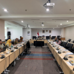 Bapemperda Bahas Pasal-Pasal Ranperda Sistem Kesehatan Daerah May 19, 2026 4:05 pm Badan Pembentukan Peraturan Daerah (Bapemperda) DPRD DKI Jakarta bersama eksekutif menggelar rapat pembahasan Rancangan Peraturan Daerah (Ranperda) tentang Sistem Kesehatan Daerah, Selasa (19/5). Rapat dipimpin Ketua Bapemperda DPRD Provinsi DKI Jakarta Abdul Aziz. Ranperda tersebut telah disampaikan Gubernur Pramono Anung melalui surat dengan nomor 192/KS.00.00 pada 20 April 2026 lalu. Ranperda tentang Sistem Kesehatan Daerah telah melalui serangkaian tahapan. Mulai dari penyampaian pidato gubernur, pandangan umum fraksi fraksi, jawaban gubernur atas pandangan umum fraksi fraksi dan rapat dengar pendapat umum (RDPU). “Rapat hari ini, yang pertama pemaparan Perda tentang Sistem Kesehatan Daerah dan pembahasan pasal per pasal,” ujar Aziz di Gedung DPRD DKI Jakarta. Hadir Anggota Bapemperda Francine Widjojo, Dadiyono, Ismail, Abdurrahman Suhaimi, dan Dwi Rio Sambodo. Eksekutif menghadirkan Ketua Subkelompok Peraturan Perundang-Undangan Bidang Kesejahteraan Rakyat Biro Hukum Setda DKI Jakarta Afifi dan Kepala Dinas Kesehatan DKI Jakarta Ani Ruspitasari beserta jajarannya. Adapun rapat tersebut terlaksana mengacu pada Surat Nomor 611/KS.00.00 yang ditandatangani Ketua DPRD DKI Jakarta Khoirudin. (apn/df)