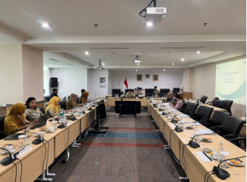 Bapemperda Bahas Pasal-Pasal Ranperda Sistem Kesehatan Daerah May 19, 2026 4:05 pm Badan Pembentukan Peraturan Daerah (Bapemperda) DPRD DKI Jakarta bersama eksekutif menggelar rapat pembahasan Rancangan Peraturan Daerah (Ranperda) tentang Sistem Kesehatan Daerah, Selasa (19/5). Rapat dipimpin Ketua Bapemperda DPRD Provinsi DKI Jakarta Abdul Aziz. Ranperda tersebut telah disampaikan Gubernur Pramono Anung melalui surat dengan nomor 192/KS.00.00 pada 20 April 2026 lalu. Ranperda tentang Sistem Kesehatan Daerah telah melalui serangkaian tahapan. Mulai dari penyampaian pidato gubernur, pandangan umum fraksi fraksi, jawaban gubernur atas pandangan umum fraksi fraksi dan rapat dengar pendapat umum (RDPU). “Rapat hari ini, yang pertama pemaparan Perda tentang Sistem Kesehatan Daerah dan pembahasan pasal per pasal,” ujar Aziz di Gedung DPRD DKI Jakarta. Hadir Anggota Bapemperda Francine Widjojo, Dadiyono, Ismail, Abdurrahman Suhaimi, dan Dwi Rio Sambodo. Eksekutif menghadirkan Ketua Subkelompok Peraturan Perundang-Undangan Bidang Kesejahteraan Rakyat Biro Hukum Setda DKI Jakarta Afifi dan Kepala Dinas Kesehatan DKI Jakarta Ani Ruspitasari beserta jajarannya. Adapun rapat tersebut terlaksana mengacu pada Surat Nomor 611/KS.00.00 yang ditandatangani Ketua DPRD DKI Jakarta Khoirudin. (apn/df)