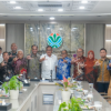 Cari Solusi Penanganan Sampah May 19, 2026 8:01 pm Panitia Khusus (Pansus) Pengelolaan Sampah DPRD DKI Jakarta melakukan pertemuan dengan Menteri Lingkungan Hidup guna membahas penanganan darurat sampah di Jakarta, termasuk sinkronisasi regulasi hingga solusi jangka pendek dan jangka panjang. Anggota Pansus Pantas Nainggolan mengatakan, kondisi sampah di Jakarta saat ini menjadi perhatian serius. Sehingga diperlukan langkah bersama antara pemerintah daerah dan pemerintah pusat. “Situasi kita tentang sampah sekarang ini sudah sangat membesar, maka Pansus terdorong untuk melakukan pertemuan dengan Menteri hari ini,” ujar Pantas di Kementerian LH, Jakarta Selatan, Selasa (19/5). Ia menuturkan, dalam pertemuan tersebut berbagai perspektif dibahas untuk mencari titik temu penyelesaian persoalan sampah secara menyeluruh. “Dari perbincangan tadi kita coba melihat dari berbagai perspektif dan mudah-mudahan ada titik temu yang akan ditindaklanjuti untuk menemukan solusi secara menyeluruh,” kata Pantas. Ia menilai penanganan sampah tidak hanya berkaitan dengan teknis di lapangan, tetapi juga menyangkut kewenangan antara pemerintah pusat dan daerah. Karena itu, diperlukan sinkronisasi regulasi agar kebijakan yang diambil dapat berjalan efektif. “Perlu kita lihat juga dari aspek yuridis, supaya betul-betul sinkron antara pemerintah DKI Jakarta dengan kementerian,” ucap Pantas. Ia juga menyoroti masih rendahnya budaya pemilahan sampah dari rumah tangga. Padahal aturan sebenarnya sudah mengarah pada kewajiban pemilahan sampah, namun implementasinya belum berjalan maksimal. “Perda kita sebenarnya sudah mengarahkan seperti itu, namun daya paksanya itu tidak pernah terjadi,” kata Pantas. Karena itu, ia menegaskan perlunya penegakan hukum yang dibarengi dengan penyediaan sarana dan prasarana pendukung. “Tidak cukup hanya imbauan, tapi juga harus dibarengi dengan penegakan hukum,” tegas Pantas. Sementara itu, Anggota Pansus Pengelolaan Sampah DPRD DKI Jakarta Pandapotan Sinaga menilai, rencana penghentian pembuangan sampah ke Bantargebang mulai 1 Agustus sulit diterapkan jika belum ada solusi konkret. “Dengan volume sampah yang kita hasilkan 8.000 sampai 9.000 ton per hari, saya pikir sangat mustahil,” ungkap Pandapotan. Ia mengusulkan adanya pemberdayaan para pemulung di Bantargebang untuk membantu proses pemilahan sampah di tingkat kelurahan karena dinilai memiliki kemampuan dan pengalaman dalam memilah sampah. “Kalau kita mau menempatkan pemulung yang ada di Bantargebang, kita berdayakan di kelurahan-kelurahan, karena mereka lebih canggih untuk melakukan pemilahan sampah,” kata Pandapotan. Ia menekankan penanganan sampah harus dilakukan secara kolaboratif antara pemerintah dan masyarakat. Ia memastikan, sosialisasi pemilahan sampah akan terus dilakukan, termasuk saat kegiatan reses anggota dewan. Di sisi lain, Anggota Pansus Pengelolaan Sampah DPRD DKI Jakarta Yudha Permana mengungkapkan, pihaknya akan kembali menggelar rapat lanjutan bersama sejumlah pihak pekan depan. “Insyaallah minggu depan kita akan ada rapat bersama,” kata Yudha. Rapat tersebut rencananya melibatkan legislatif, eksekutif, dan Kementerian Lingkungan Hidup untuk merumuskan solusi penanganan darurat sampah di Jakarta. “Kita akan duduk bareng untuk merumuskan solusi yang paling masif,” tutur Yudha. Terkait solusi jangka pendek, ia menyebut Pansus masih mencari formulasi terbaik dan hasilnya akan diumumkan dalam waktu dekat. “Mudah-mudahan minggu depan kita sudah dapat formulanya, nanti kita akan umumkan kepada warga Jakarta,” tandas Yudha. (gie/df)