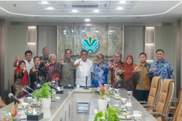 Cari Solusi Penanganan Sampah May 19, 2026 8:01 pm Panitia Khusus (Pansus) Pengelolaan Sampah DPRD DKI Jakarta melakukan pertemuan dengan Menteri Lingkungan Hidup guna membahas penanganan darurat sampah di Jakarta, termasuk sinkronisasi regulasi hingga solusi jangka pendek dan jangka panjang. Anggota Pansus Pantas Nainggolan mengatakan, kondisi sampah di Jakarta saat ini menjadi perhatian serius. Sehingga diperlukan langkah bersama antara pemerintah daerah dan pemerintah pusat. “Situasi kita tentang sampah sekarang ini sudah sangat membesar, maka Pansus terdorong untuk melakukan pertemuan dengan Menteri hari ini,” ujar Pantas di Kementerian LH, Jakarta Selatan, Selasa (19/5). Ia menuturkan, dalam pertemuan tersebut berbagai perspektif dibahas untuk mencari titik temu penyelesaian persoalan sampah secara menyeluruh. “Dari perbincangan tadi kita coba melihat dari berbagai perspektif dan mudah-mudahan ada titik temu yang akan ditindaklanjuti untuk menemukan solusi secara menyeluruh,” kata Pantas. Ia menilai penanganan sampah tidak hanya berkaitan dengan teknis di lapangan, tetapi juga menyangkut kewenangan antara pemerintah pusat dan daerah. Karena itu, diperlukan sinkronisasi regulasi agar kebijakan yang diambil dapat berjalan efektif. “Perlu kita lihat juga dari aspek yuridis, supaya betul-betul sinkron antara pemerintah DKI Jakarta dengan kementerian,” ucap Pantas. Ia juga menyoroti masih rendahnya budaya pemilahan sampah dari rumah tangga. Padahal aturan sebenarnya sudah mengarah pada kewajiban pemilahan sampah, namun implementasinya belum berjalan maksimal. “Perda kita sebenarnya sudah mengarahkan seperti itu, namun daya paksanya itu tidak pernah terjadi,” kata Pantas. Karena itu, ia menegaskan perlunya penegakan hukum yang dibarengi dengan penyediaan sarana dan prasarana pendukung. “Tidak cukup hanya imbauan, tapi juga harus dibarengi dengan penegakan hukum,” tegas Pantas. Sementara itu, Anggota Pansus Pengelolaan Sampah DPRD DKI Jakarta Pandapotan Sinaga menilai, rencana penghentian pembuangan sampah ke Bantargebang mulai 1 Agustus sulit diterapkan jika belum ada solusi konkret. “Dengan volume sampah yang kita hasilkan 8.000 sampai 9.000 ton per hari, saya pikir sangat mustahil,” ungkap Pandapotan. Ia mengusulkan adanya pemberdayaan para pemulung di Bantargebang untuk membantu proses pemilahan sampah di tingkat kelurahan karena dinilai memiliki kemampuan dan pengalaman dalam memilah sampah. “Kalau kita mau menempatkan pemulung yang ada di Bantargebang, kita berdayakan di kelurahan-kelurahan, karena mereka lebih canggih untuk melakukan pemilahan sampah,” kata Pandapotan. Ia menekankan penanganan sampah harus dilakukan secara kolaboratif antara pemerintah dan masyarakat. Ia memastikan, sosialisasi pemilahan sampah akan terus dilakukan, termasuk saat kegiatan reses anggota dewan. Di sisi lain, Anggota Pansus Pengelolaan Sampah DPRD DKI Jakarta Yudha Permana mengungkapkan, pihaknya akan kembali menggelar rapat lanjutan bersama sejumlah pihak pekan depan. “Insyaallah minggu depan kita akan ada rapat bersama,” kata Yudha. Rapat tersebut rencananya melibatkan legislatif, eksekutif, dan Kementerian Lingkungan Hidup untuk merumuskan solusi penanganan darurat sampah di Jakarta. “Kita akan duduk bareng untuk merumuskan solusi yang paling masif,” tutur Yudha. Terkait solusi jangka pendek, ia menyebut Pansus masih mencari formulasi terbaik dan hasilnya akan diumumkan dalam waktu dekat. “Mudah-mudahan minggu depan kita sudah dapat formulanya, nanti kita akan umumkan kepada warga Jakarta,” tandas Yudha. (gie/df)