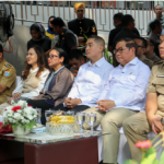 Embung Pemuda dan Jagakarsa, Pengendalian Banjir sekaligus Sarana Rekreasi May 19, 2026 2:07 pm Gubernur DKI Jakarta Pramono Anung meresmikan dua embung di wilayah Jakarta Selatan. Keberadaan embung itu memperkuat pengendalian banjir. Sekaligus menyediakan ruang publik bagi masyarakat. Peresmian Embung Jagakarsa dan Embung Pemuda dilakukan di Kantor Kecamatan Kebayoran Baru, Jakarta Selatan, Selasa (19/5). Hadir Wakil Ketua DPRD DKI Jakarta Wibi Andrino bersama Anggota Komisi D Nabilah Aboe Bakar Alhabsyi, Yusuf, Ali Muhammad Johan, serta Anggota Komisi E Chicha Koeswoyo. Wibi mengapresiasi atas pembangunan dua embung itu., Keberadaan embung menjadi kabar baik bagi masyarakat Jagakarsa maupun warga Jakarta Selatan secara umum. Pembangunan embung, lanjut dia, merupakan salah satu langkah nyata Pemprov DKI dalam mengurangi potensi banjir di kawasan Jakarta Selatan. “Karena itu bisa mengurangi debit daripada banjir yang ada di Jakarta Selatan,” kata Wibi. Pembangunan embung, kata dia, memperhatikan aspek kenyamanan dan kebutuhan ruang interaksi masyarakat. Terlihat dari sejumlah fasilitas penunjang di kawasan embung. Fasilitas olahraga hingga area decking memancing bermanfaat bagi warga sekitar sebagai tempat rekreasi. Konsep pembangunan seperti itu sebagai ruang publik yang hidup dan memberi manfaat lebih luas bagi masyarakat. Sementara itu, Gubernur DKI Jakarta Pramono Anung menjelaskan, Embung Pemuda Srengseng Sawah dan Embung Pesanggrahan memiliki fungsi strategis mendukung sistem pengendalian banjir di Jakarta Selatan. Kedua embung tersebut dibangun dengan kapasitas tampung yang cukup besar dan didukung daerah tangkapan air atau catchment area yang luas. Embung Pemuda memiliki luas area tangkapan air sebesar 374,73 hektare, sedangkan Embung Jagakarsa dengan luas catchment area 561 hektare. Pram mengatakan, keberadaan embung menjadi bagian penting dalam strategi pengelolaan air di Jakarta. Selain menampung limpasan air hujan sementara, embung mampu mengurangi beban saluran air. Meminimalisasi potensi genangan di kawasan permukiman warga. “Kita juga meresmikan dua embung yaitu embung Pemuda Srengseng Sawah dan embung Pesanggrahan yang catchment area-nya yang satu 500 lebih hektare yang satu 300 lebih hektare bisa mempunyai daya tampung kurang lebih 10 sampai dengan 10 persen air hujan ketika terjadi hujan,” kata Pram. (yla/df)