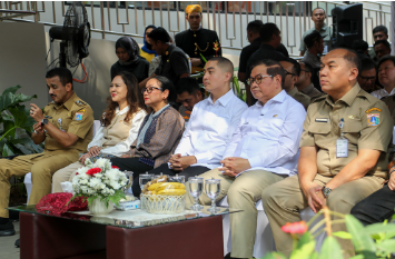 Embung Pemuda dan Jagakarsa, Pengendalian Banjir sekaligus Sarana Rekreasi May 19, 2026 2:07 pm Gubernur DKI Jakarta Pramono Anung meresmikan dua embung di wilayah Jakarta Selatan. Keberadaan embung itu memperkuat pengendalian banjir. Sekaligus menyediakan ruang publik bagi masyarakat. Peresmian Embung Jagakarsa dan Embung Pemuda dilakukan di Kantor Kecamatan Kebayoran Baru, Jakarta Selatan, Selasa (19/5). Hadir Wakil Ketua DPRD DKI Jakarta Wibi Andrino bersama Anggota Komisi D Nabilah Aboe Bakar Alhabsyi, Yusuf, Ali Muhammad Johan, serta Anggota Komisi E Chicha Koeswoyo. Wibi mengapresiasi atas pembangunan dua embung itu., Keberadaan embung menjadi kabar baik bagi masyarakat Jagakarsa maupun warga Jakarta Selatan secara umum. Pembangunan embung, lanjut dia, merupakan salah satu langkah nyata Pemprov DKI dalam mengurangi potensi banjir di kawasan Jakarta Selatan. “Karena itu bisa mengurangi debit daripada banjir yang ada di Jakarta Selatan,” kata Wibi. Pembangunan embung, kata dia, memperhatikan aspek kenyamanan dan kebutuhan ruang interaksi masyarakat. Terlihat dari sejumlah fasilitas penunjang di kawasan embung. Fasilitas olahraga hingga area decking memancing bermanfaat bagi warga sekitar sebagai tempat rekreasi. Konsep pembangunan seperti itu sebagai ruang publik yang hidup dan memberi manfaat lebih luas bagi masyarakat. Sementara itu, Gubernur DKI Jakarta Pramono Anung menjelaskan, Embung Pemuda Srengseng Sawah dan Embung Pesanggrahan memiliki fungsi strategis mendukung sistem pengendalian banjir di Jakarta Selatan. Kedua embung tersebut dibangun dengan kapasitas tampung yang cukup besar dan didukung daerah tangkapan air atau catchment area yang luas. Embung Pemuda memiliki luas area tangkapan air sebesar 374,73 hektare, sedangkan Embung Jagakarsa dengan luas catchment area 561 hektare. Pram mengatakan, keberadaan embung menjadi bagian penting dalam strategi pengelolaan air di Jakarta. Selain menampung limpasan air hujan sementara, embung mampu mengurangi beban saluran air. Meminimalisasi potensi genangan di kawasan permukiman warga. “Kita juga meresmikan dua embung yaitu embung Pemuda Srengseng Sawah dan embung Pesanggrahan yang catchment area-nya yang satu 500 lebih hektare yang satu 300 lebih hektare bisa mempunyai daya tampung kurang lebih 10 sampai dengan 10 persen air hujan ketika terjadi hujan,” kata Pram. (yla/df)