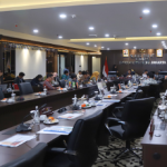 Pansus Kaji Potensi CSR BUMN dan Swasta May 19, 2026 7:08 pm Panitia Khusus Corporate Social Responsibility/Tanggung Jawab Sosial dan Lingkungan (CSR/TJSL) DPRD DKI Jakarta membuka peluang memperluas pembahasan CSR ke Badan Usaha Milik Negara (BUMN) dan sektor swasta. Langkah tersebut akan dilakukan setelah Pansus menyelesaikan pendalaman pelaksanaan CSR Badan Usaha Milik Daerah (BUMD). Ketua Pansus CSR/TJSL DPRD DKI Jakarta Ghozi Zulazmi mengatakan, Pansus saat ini masih merumuskan hasil pembahasan bersama seluruh BUMD. “Kami menyusun dulu hasil pembahasan dengan BUMD di internal. Hasil dari keseluruhan BUMD akan kami rumuskan terlebih dahulu,” kata Ghozi di Ruang Rapat Komisi C DPRD DKI Jakarta, Selasa (19/5). Menurut dia, Pansus juga masih membuka kemungkinan pendalaman lanjutan apabila terdapat data yang perlu diperjelas. “Jika memang masih diperlukan pendalaman lagi kepada BUMD, itu juga bisa dilakukan,” jelas Ghozi. Setelah pembahasan internal selesai, Pansus akan melihat praktik CSR di BUMN sebagai bahan pembanding. Selain itu, kontribusi sektor swasta di Jakarta juga akan dikaji lebih lanjut. “Kami juga bisa berkaca kepada sektor BUMN sebagai komparasi. Selain itu, kami akan melihat perusahaan-perusahaan swasta yang ada di Jakarta,” terang Ghozi. Ia menilai banyak perusahaan memiliki aktivitas usaha di luar Jakarta, tetapi kantor pusatnya berada di Jakarta. Kondisi tersebut dinilai membuka peluang kontribusi CSR bagi warga Jakarta. “Perusahaan-perusahaan itu bisa kami undang agar kami mendapatkan informasi dan potensi CSR/TJSL untuk warga Jakarta bisa lebih maksimal,” kata Ghozi. Sementara itu, Wakil Ketua Pansus August Hamonangan menilai, manfaat CSR tidak harus terbatas pada lokasi aset perusahaan. Menurut dia, selama perusahaan memiliki keterkaitan aktivitas ekonomi dengan warga Jakarta, ruang kontribusi tetap bisa dibahas. “PLN dari warga DKI Jakarta juga mendapatkan pendapatan atau pembayaran. Maka efek CSR-nya juga harus dirasakan oleh warga DKI Jakarta,” ujar August. Dalam rapat tersebut, Direktur Komersial PT. Cemani Toka Syaripudin mengakui pelaksanaan CSR di perusahaannya masih bersifat pasif karena lebih banyak menunggu proposal yang masuk. “PT Cemani Toka selama ini masih bersifat pasif. Kami masih menunggu proposal yang masuk untuk dapat berperan memberikan donasi,” jelas Syaripudin. Ia memastikan PT Cemani Toka siap meningkatkan program CSR/TJSL melalui kolaborasi bersama Pemprov DKI Jakarta dan DPRD DKI Jakarta. “Pada dasarnya PT Cemani Toka siap meningkatkan program CSR atau TJSL bersama Pemprov DKI Jakarta dan DPRD DKI Jakarta,” pungkas Syaripudin. Pansus berharap, pemetaan CSR tidak berhenti pada BUMD. Kajian terhadap BUMN dan sektor swasta dinilai penting agar potensi CSR di Jakarta dapat dihimpun lebih luas, tepat sasaran, dan berpihak kepada warga yang membutuhkan. (all/df)