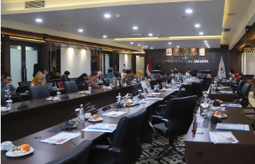 Pansus Kaji Potensi CSR BUMN dan Swasta May 19, 2026 7:08 pm Panitia Khusus Corporate Social Responsibility/Tanggung Jawab Sosial dan Lingkungan (CSR/TJSL) DPRD DKI Jakarta membuka peluang memperluas pembahasan CSR ke Badan Usaha Milik Negara (BUMN) dan sektor swasta. Langkah tersebut akan dilakukan setelah Pansus menyelesaikan pendalaman pelaksanaan CSR Badan Usaha Milik Daerah (BUMD). Ketua Pansus CSR/TJSL DPRD DKI Jakarta Ghozi Zulazmi mengatakan, Pansus saat ini masih merumuskan hasil pembahasan bersama seluruh BUMD. “Kami menyusun dulu hasil pembahasan dengan BUMD di internal. Hasil dari keseluruhan BUMD akan kami rumuskan terlebih dahulu,” kata Ghozi di Ruang Rapat Komisi C DPRD DKI Jakarta, Selasa (19/5). Menurut dia, Pansus juga masih membuka kemungkinan pendalaman lanjutan apabila terdapat data yang perlu diperjelas. “Jika memang masih diperlukan pendalaman lagi kepada BUMD, itu juga bisa dilakukan,” jelas Ghozi. Setelah pembahasan internal selesai, Pansus akan melihat praktik CSR di BUMN sebagai bahan pembanding. Selain itu, kontribusi sektor swasta di Jakarta juga akan dikaji lebih lanjut. “Kami juga bisa berkaca kepada sektor BUMN sebagai komparasi. Selain itu, kami akan melihat perusahaan-perusahaan swasta yang ada di Jakarta,” terang Ghozi. Ia menilai banyak perusahaan memiliki aktivitas usaha di luar Jakarta, tetapi kantor pusatnya berada di Jakarta. Kondisi tersebut dinilai membuka peluang kontribusi CSR bagi warga Jakarta. “Perusahaan-perusahaan itu bisa kami undang agar kami mendapatkan informasi dan potensi CSR/TJSL untuk warga Jakarta bisa lebih maksimal,” kata Ghozi. Sementara itu, Wakil Ketua Pansus August Hamonangan menilai, manfaat CSR tidak harus terbatas pada lokasi aset perusahaan. Menurut dia, selama perusahaan memiliki keterkaitan aktivitas ekonomi dengan warga Jakarta, ruang kontribusi tetap bisa dibahas. “PLN dari warga DKI Jakarta juga mendapatkan pendapatan atau pembayaran. Maka efek CSR-nya juga harus dirasakan oleh warga DKI Jakarta,” ujar August. Dalam rapat tersebut, Direktur Komersial PT. Cemani Toka Syaripudin mengakui pelaksanaan CSR di perusahaannya masih bersifat pasif karena lebih banyak menunggu proposal yang masuk. “PT Cemani Toka selama ini masih bersifat pasif. Kami masih menunggu proposal yang masuk untuk dapat berperan memberikan donasi,” jelas Syaripudin. Ia memastikan PT Cemani Toka siap meningkatkan program CSR/TJSL melalui kolaborasi bersama Pemprov DKI Jakarta dan DPRD DKI Jakarta. “Pada dasarnya PT Cemani Toka siap meningkatkan program CSR atau TJSL bersama Pemprov DKI Jakarta dan DPRD DKI Jakarta,” pungkas Syaripudin. Pansus berharap, pemetaan CSR tidak berhenti pada BUMD. Kajian terhadap BUMN dan sektor swasta dinilai penting agar potensi CSR di Jakarta dapat dihimpun lebih luas, tepat sasaran, dan berpihak kepada warga yang membutuhkan. (all/df)