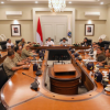 Pastikan Anggaran Pendidikan dan Kesehatan Tak Berkurang May 19, 2026 8:09 pm Ketua DPRD DKI Jakarta Khoirudin menghadiri audiensi bersama Gubernur DKI Jakarta Pramono Anung terkait pembahasan Rencana Kerja Pemerintah Daerah (RKPD) 2027 di Balaikota DKI Jakarta, Selasa (19/5). Pertemuan itu turut dihadiri pimpinan DPRD, Tim Anggaran Pemerintah Daerah (TAPD), serta sejumlah anggota dewan. Khoirudin mengatakan, audiensi tersebut menjadi langkah awal sebelum pembahasan RKPD 2027 bersama DPRD DKI Jakarta dimulai pekan depan. Menurut dia, pembahasan RKPD penting untuk menentukan arah pembangunan Jakarta di tengah tekanan ekonomi global. Ketua DPRD DKI Jakarta Khoirudin. (dok.DDJP) “Pekan depan RKPD 2027 mulai dibahas bersama DPRD,” ujar Khoirudin usai audiensi. Dalam pertemuan itu, lanjut Khoirudin, Gubernur Pramono Anung menyampaikan kondisi ekonomi global turut berdampak pada kemampuan fiskal Pemprov DKI Jakarta. Selain tekanan ekonomi dunia, pengurangan Dana Bagi Hasil (DBH) dari pemerintah pusat juga masih berlanjut. “Tekanan ekonomi dunia berdampak pada anggaran daerah, termasuk pengurangan DBH,” katanya. Meski demikian, Khoirudin menegaskan layanan dasar masyarakat tetap menjadi prioritas utama. Anggaran sektor pendidikan dan kesehatan dipastikan tidak akan dikurangi. Ia menyebut berbagai program bantuan pendidikan seperti Kartu Jakarta Pintar (KJP), KJP Plus, dan Kartu Jakarta Mahasiswa Unggul (KJMU) tetap dijalankan untuk mendukung kebutuhan masyarakat. “Layanan masyarakat, terutama pendidikan dan kesehatan, tetap diutamakan,” ucap dia. Selain itu, penanganan banjir dan kemacetan masih menjadi fokus pembangunan Jakarta dalam RKPD 2027. Namun, keterbatasan pendapatan daerah membuat Pemprov DKI Jakarta perlu menyiapkan strategi pembiayaan alternatif. Khoirudin menjelaskan, salah satu langkah yang disiapkan ialah melalui skema creative financing atau pembiayaan kreatif agar pembangunan tidak hanya bergantung pada APBD. “Kami membuka peluang pembiayaan kreatif, termasuk obligasi atau sukuk daerah,” tandas Khoirudin. (yla/df)