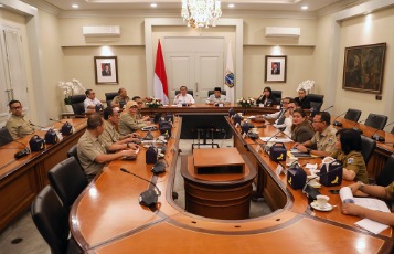 Pastikan Anggaran Pendidikan dan Kesehatan Tak Berkurang May 19, 2026 8:09 pm Ketua DPRD DKI Jakarta Khoirudin menghadiri audiensi bersama Gubernur DKI Jakarta Pramono Anung terkait pembahasan Rencana Kerja Pemerintah Daerah (RKPD) 2027 di Balaikota DKI Jakarta, Selasa (19/5). Pertemuan itu turut dihadiri pimpinan DPRD, Tim Anggaran Pemerintah Daerah (TAPD), serta sejumlah anggota dewan. Khoirudin mengatakan, audiensi tersebut menjadi langkah awal sebelum pembahasan RKPD 2027 bersama DPRD DKI Jakarta dimulai pekan depan. Menurut dia, pembahasan RKPD penting untuk menentukan arah pembangunan Jakarta di tengah tekanan ekonomi global. Ketua DPRD DKI Jakarta Khoirudin. (dok.DDJP) “Pekan depan RKPD 2027 mulai dibahas bersama DPRD,” ujar Khoirudin usai audiensi. Dalam pertemuan itu, lanjut Khoirudin, Gubernur Pramono Anung menyampaikan kondisi ekonomi global turut berdampak pada kemampuan fiskal Pemprov DKI Jakarta. Selain tekanan ekonomi dunia, pengurangan Dana Bagi Hasil (DBH) dari pemerintah pusat juga masih berlanjut. “Tekanan ekonomi dunia berdampak pada anggaran daerah, termasuk pengurangan DBH,” katanya. Meski demikian, Khoirudin menegaskan layanan dasar masyarakat tetap menjadi prioritas utama. Anggaran sektor pendidikan dan kesehatan dipastikan tidak akan dikurangi. Ia menyebut berbagai program bantuan pendidikan seperti Kartu Jakarta Pintar (KJP), KJP Plus, dan Kartu Jakarta Mahasiswa Unggul (KJMU) tetap dijalankan untuk mendukung kebutuhan masyarakat. “Layanan masyarakat, terutama pendidikan dan kesehatan, tetap diutamakan,” ucap dia. Selain itu, penanganan banjir dan kemacetan masih menjadi fokus pembangunan Jakarta dalam RKPD 2027. Namun, keterbatasan pendapatan daerah membuat Pemprov DKI Jakarta perlu menyiapkan strategi pembiayaan alternatif. Khoirudin menjelaskan, salah satu langkah yang disiapkan ialah melalui skema creative financing atau pembiayaan kreatif agar pembangunan tidak hanya bergantung pada APBD. “Kami membuka peluang pembiayaan kreatif, termasuk obligasi atau sukuk daerah,” tandas Khoirudin. (yla/df)