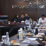 Program CSR BUMD Harus Berdampak Nyata May 19, 2026 5:22 pm Panitia Khusus (Pansus) Corporate Social Responsibility/Tanggung Jawab Sosial dan Lingkungan (CSR/TJSL) DPRD DKI Jakarta mendorong Badan Usaha Milik Daerah (BUMD) memperkuat tata kelola Program CSR. Pendalaman itu dalam rapat kerja bersama BUMD sektor keuangan dan industri di Ruang Rapat Komisi C DPRD DKI Jakarta, Selasa (19/5). Ketua Pansus CSR/TJSL DPRD DKI Jakarta Ghozi Zulazmi mengatakan, Pansus masih mendalami pelaksanaan CSR di sejumlah BUMD selama lima tahun terakhir. Termasuk rencana program pada 2026 dan tiga tahun mendatang. “Hari ini Pansus CSR/TJSL melanjutkan rapat kerja dengan BUMD. Kami ingin mendalami penerapan CSR selama lima tahun terakhir, termasuk rencana 2026 dan tiga tahun ke depan,” ujar Ghozi. Menurut dia, Program CSR tidak cukup hanya disampaikan secara transparan. Tetapi juga harus akuntabel dan memberi dampak nyata bagi masyarakat. Ghozi menjelaskan, empat bidang CSR, yakni ekonomi, sosial keagamaan, lingkungan, serta penanganan bencana harus tergambar jelas mulai dari perencanaan hingga pelaporan. “Transparansi sudah baik, tetapi harus akuntabel. Apa yang direncanakan, dilaksanakan, dan dilaporkan harus sesuai,” jelas Ghozi. Pansus juga menyoroti pemisahan sumber dana CSR. Dana zakat, donasi nasabah, maupun penghimpunan lain dinilai tidak boleh dicampur dengan dana CSR karena memiliki mekanisme berbeda. “CSR itu murni dari laba perusahaan. Jadi penyalurannya harus dipisahkan dari zakat, donasi, atau penghimpunan nasabah,” terang Ghozi. Sementara itu, Direktur Utama PT. Bank Jakarta Agus Haryoto Widodo menyampaikan, pengelolaan CSR/TJSL di Bank Jakarta mengacu pada prinsip prudent, akuntabel, transparan, efektif, tepat sasaran, dan nyata manfaatnya atau PATEN. Agus menerangkan, Program CSR disusun melalui identifikasi kebutuhan masyarakat, verifikasi program, analisis manfaat dan risiko, hingga monitoring dan pertanggungjawaban. “CSR tidak diberikan berdasarkan kepentingan individu, kelompok, maupun politik tertentu. Program harus berlandaskan manfaat sosial, keberlanjutan, dan kebijakan perusahaan,” ujar Agus. Ia menambahkan, Bank Jakarta juga memisahkan anggaran CSR dari dana zakat karyawan maupun donasi nasabah agar setiap sumber dana memiliki mekanisme audit masing-masing. Pansus berharap, pembahasan tersebut dapat memperkuat regulasi CSR/TJSL di Jakarta sehingga program CSR BUMD lebih terarah dan memberi manfaat langsung bagi warga. “Potensi itu yang coba kami optimalkan. Apalagi APBD mulai menurun, sehingga program yang bermanfaat bagi masyarakat bisa didukung melalui CSR,” pungkas Ghozi. (all/df)
