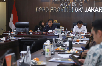 Program CSR BUMD Harus Berdampak Nyata May 19, 2026 5:22 pm Panitia Khusus (Pansus) Corporate Social Responsibility/Tanggung Jawab Sosial dan Lingkungan (CSR/TJSL) DPRD DKI Jakarta mendorong Badan Usaha Milik Daerah (BUMD) memperkuat tata kelola Program CSR. Pendalaman itu dalam rapat kerja bersama BUMD sektor keuangan dan industri di Ruang Rapat Komisi C DPRD DKI Jakarta, Selasa (19/5). Ketua Pansus CSR/TJSL DPRD DKI Jakarta Ghozi Zulazmi mengatakan, Pansus masih mendalami pelaksanaan CSR di sejumlah BUMD selama lima tahun terakhir. Termasuk rencana program pada 2026 dan tiga tahun mendatang. “Hari ini Pansus CSR/TJSL melanjutkan rapat kerja dengan BUMD. Kami ingin mendalami penerapan CSR selama lima tahun terakhir, termasuk rencana 2026 dan tiga tahun ke depan,” ujar Ghozi. Menurut dia, Program CSR tidak cukup hanya disampaikan secara transparan. Tetapi juga harus akuntabel dan memberi dampak nyata bagi masyarakat. Ghozi menjelaskan, empat bidang CSR, yakni ekonomi, sosial keagamaan, lingkungan, serta penanganan bencana harus tergambar jelas mulai dari perencanaan hingga pelaporan. “Transparansi sudah baik, tetapi harus akuntabel. Apa yang direncanakan, dilaksanakan, dan dilaporkan harus sesuai,” jelas Ghozi. Pansus juga menyoroti pemisahan sumber dana CSR. Dana zakat, donasi nasabah, maupun penghimpunan lain dinilai tidak boleh dicampur dengan dana CSR karena memiliki mekanisme berbeda. “CSR itu murni dari laba perusahaan. Jadi penyalurannya harus dipisahkan dari zakat, donasi, atau penghimpunan nasabah,” terang Ghozi. Sementara itu, Direktur Utama PT. Bank Jakarta Agus Haryoto Widodo menyampaikan, pengelolaan CSR/TJSL di Bank Jakarta mengacu pada prinsip prudent, akuntabel, transparan, efektif, tepat sasaran, dan nyata manfaatnya atau PATEN. Agus menerangkan, Program CSR disusun melalui identifikasi kebutuhan masyarakat, verifikasi program, analisis manfaat dan risiko, hingga monitoring dan pertanggungjawaban. “CSR tidak diberikan berdasarkan kepentingan individu, kelompok, maupun politik tertentu. Program harus berlandaskan manfaat sosial, keberlanjutan, dan kebijakan perusahaan,” ujar Agus. Ia menambahkan, Bank Jakarta juga memisahkan anggaran CSR dari dana zakat karyawan maupun donasi nasabah agar setiap sumber dana memiliki mekanisme audit masing-masing. Pansus berharap, pembahasan tersebut dapat memperkuat regulasi CSR/TJSL di Jakarta sehingga program CSR BUMD lebih terarah dan memberi manfaat langsung bagi warga. “Potensi itu yang coba kami optimalkan. Apalagi APBD mulai menurun, sehingga program yang bermanfaat bagi masyarakat bisa didukung melalui CSR,” pungkas Ghozi. (all/df)