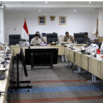 Ranperda Pelindungan Perempuan, Perkuat Keamanan di Fasilitas Publik dan Ruang Digital May 19, 2026 4:53 pm Komisi E DPRD DKI Jakarta meminta Rancangan Peraturan Daerah (Ranperda) Penyelenggaraan Pelindungan Perempuan memperkuat aspek keamanan perempuan di fasilitas publik dan ruang digital. Masukan tersebut disampaikan dalam rapat kerja Badan Pembentukan Peraturan Daerah (Bapemperda) DPRD DKI Jakarta bersama perangkat daerah terkait di Ruang Rapat Bapemperda, Lantai 3 Gedung Baru DPRD DKI Jakarta, Selasa (19/5). Anggota Bapemperda sekaligus Anggota Komisi E DPRD Elva Farhi Qolbina mengatakan, Komisi E memberi perhatian khusus terhadap pelindungan perempuan di fasilitas publik. Menurut dia, ruang publik harus aman dan mudah diakses perempuan tanpa risiko kekerasan maupun pelecehan. “Kalau dari Komisi E, kami memang fokus pada masukan terkait pelindungan perempuan di fasilitas publik,” ujar Elva. Selain fasilitas publik, Elva juga menyoroti kekerasan seksual berbasis elektronik. Isu tersebut perlu dipertegas dalam Ranperda karena bentuk kekerasan terhadap perempuan terus berkembang seiring penggunaan teknologi digital. “Kemudian juga kekerasan seksual berbasis elektronik yang sebetulnya sudah diakomodasi di undang-undang, tetapi belum diakomodasi di perda yang dimiliki DKI Jakarta,” jelas Elva. Elva menerangkan, penguatan substansi tersebut dapat dilakukan melalui penambahan pasal. Sebab, Ranperda telah mengatur kekerasan berbasis luring dan daring, tetapi masih memerlukan penajaman agar lebih sesuai dengan kebutuhan pelindungan perempuan di Jakarta. “Pasal khusus tersebut memang berupa penambahan. Karena di perda sudah diatur kekerasan berbasis luring dan daring, maka pasal itu juga menjadi masukan dari Komisi E dalam pembahasan perda ini,” terang Elva. Kepala Bidang Pemberdayaan Perempuan Dinas PPAPP Provinsi DKI Jakarta Evi Lisa menjelaskan, Ranperda tersebut mengatur pencegahan kekerasan dari hulu hingga hilir. Pencegahan dilakukan pada delapan bidang, yakni pendidikan, infrastruktur publik, pemerintahan, ekonomi dan ketenagakerjaan, kesejahteraan sosial, kebudayaan, media dan teknologi informasi, serta keluarga. Menurut Evi, Ranperda juga mengatur sistem data dan informasi terintegrasi melalui platform digital. Sistem tersebut memuat data korban, layanan pelindungan perempuan, pengaduan, hingga sistem informasi pelindungan terintegrasi lintasperangkat daerah. “Ranperda Penyelenggaraan Pelindungan Perempuan ini menggeser pendekatan dari reaktif menjadi lebih komprehensif, mulai dari pencegahan, penanganan, hingga pemulihan dan pemberdayaan korban,” jelas Evi. Evi menambahkan, Ranperda tersebut juga memperkuat layanan terpadu lintassektor serta memberi perhatian lebih besar kepada perempuan dalam kondisi khusus, kelompok rentan, dan penyandang disabilitas. “Ranperda ini juga menguatkan layanan terpadu lintassektor, menegaskan perhatian yang lebih kuat terhadap kelompok perempuan dalam kondisi khusus dan kelompok rentan, serta memperhatikan interseksionalitas,” tambah Evi. Sementara itu, Ketua Bapemperda Abdul Aziz menyampaikan, pembahasan Ranperda masih membuka ruang terhadap berbagai masukan anggota dewan. Menurut Aziz, seluruh masukan tersebut akan memperkuat substansi regulasi agar pelindungan perempuan di Jakarta semakin menyeluruh. “Kami punya target, perda ini diharapkan bisa menurunkan angka pelecehan terhadap perempuan, kekerasan terhadap perempuan, dan perempuan yang diterlantarkan juga harus diperhatikan oleh Pemerintah Provinsi DKI Jakarta,” pungkas Aziz. (all/df)