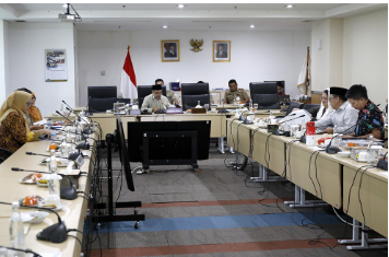 Ranperda Pelindungan Perempuan, Perkuat Keamanan di Fasilitas Publik dan Ruang Digital May 19, 2026 4:53 pm Komisi E DPRD DKI Jakarta meminta Rancangan Peraturan Daerah (Ranperda) Penyelenggaraan Pelindungan Perempuan memperkuat aspek keamanan perempuan di fasilitas publik dan ruang digital. Masukan tersebut disampaikan dalam rapat kerja Badan Pembentukan Peraturan Daerah (Bapemperda) DPRD DKI Jakarta bersama perangkat daerah terkait di Ruang Rapat Bapemperda, Lantai 3 Gedung Baru DPRD DKI Jakarta, Selasa (19/5). Anggota Bapemperda sekaligus Anggota Komisi E DPRD Elva Farhi Qolbina mengatakan, Komisi E memberi perhatian khusus terhadap pelindungan perempuan di fasilitas publik. Menurut dia, ruang publik harus aman dan mudah diakses perempuan tanpa risiko kekerasan maupun pelecehan. “Kalau dari Komisi E, kami memang fokus pada masukan terkait pelindungan perempuan di fasilitas publik,” ujar Elva. Selain fasilitas publik, Elva juga menyoroti kekerasan seksual berbasis elektronik. Isu tersebut perlu dipertegas dalam Ranperda karena bentuk kekerasan terhadap perempuan terus berkembang seiring penggunaan teknologi digital. “Kemudian juga kekerasan seksual berbasis elektronik yang sebetulnya sudah diakomodasi di undang-undang, tetapi belum diakomodasi di perda yang dimiliki DKI Jakarta,” jelas Elva. Elva menerangkan, penguatan substansi tersebut dapat dilakukan melalui penambahan pasal. Sebab, Ranperda telah mengatur kekerasan berbasis luring dan daring, tetapi masih memerlukan penajaman agar lebih sesuai dengan kebutuhan pelindungan perempuan di Jakarta. “Pasal khusus tersebut memang berupa penambahan. Karena di perda sudah diatur kekerasan berbasis luring dan daring, maka pasal itu juga menjadi masukan dari Komisi E dalam pembahasan perda ini,” terang Elva. Kepala Bidang Pemberdayaan Perempuan Dinas PPAPP Provinsi DKI Jakarta Evi Lisa menjelaskan, Ranperda tersebut mengatur pencegahan kekerasan dari hulu hingga hilir. Pencegahan dilakukan pada delapan bidang, yakni pendidikan, infrastruktur publik, pemerintahan, ekonomi dan ketenagakerjaan, kesejahteraan sosial, kebudayaan, media dan teknologi informasi, serta keluarga. Menurut Evi, Ranperda juga mengatur sistem data dan informasi terintegrasi melalui platform digital. Sistem tersebut memuat data korban, layanan pelindungan perempuan, pengaduan, hingga sistem informasi pelindungan terintegrasi lintasperangkat daerah. “Ranperda Penyelenggaraan Pelindungan Perempuan ini menggeser pendekatan dari reaktif menjadi lebih komprehensif, mulai dari pencegahan, penanganan, hingga pemulihan dan pemberdayaan korban,” jelas Evi. Evi menambahkan, Ranperda tersebut juga memperkuat layanan terpadu lintassektor serta memberi perhatian lebih besar kepada perempuan dalam kondisi khusus, kelompok rentan, dan penyandang disabilitas. “Ranperda ini juga menguatkan layanan terpadu lintassektor, menegaskan perhatian yang lebih kuat terhadap kelompok perempuan dalam kondisi khusus dan kelompok rentan, serta memperhatikan interseksionalitas,” tambah Evi. Sementara itu, Ketua Bapemperda Abdul Aziz menyampaikan, pembahasan Ranperda masih membuka ruang terhadap berbagai masukan anggota dewan. Menurut Aziz, seluruh masukan tersebut akan memperkuat substansi regulasi agar pelindungan perempuan di Jakarta semakin menyeluruh. “Kami punya target, perda ini diharapkan bisa menurunkan angka pelecehan terhadap perempuan, kekerasan terhadap perempuan, dan perempuan yang diterlantarkan juga harus diperhatikan oleh Pemerintah Provinsi DKI Jakarta,” pungkas Aziz. (all/df)