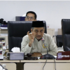 Ranperda Siskesda Targetkan Sistem Layanan Jemput Bola May 19, 2026 8:01 pm Badan Pembentukan Peraturan Daerah (Bapemperda) DPRD Provinsi DKI Jakarta menargetkan Rancangan Peraturan Daerah (Raperda) Sistem Kesehatan Daerah (Siskesda) menjadi payung hukum yang mengintegrasikan layanan kesehatan di Jakarta. Regulasi itu disiapkan untuk memperkuat akses pelayanan kesehatan bagi masyarakat. Ketua Bapemperda Abdul Aziz mengatakan, Ranperda Siskesda terdiri dari 15 bab dan 79 pasal. Pembahasan saat ini masih difokuskan pada substansi yang berdampak langsung kepada masyarakat. “Kami mendalami agar Ranperda ini benar-benar berdampak bagi masyarakat,” ujar Aziz di Gedung DPRD DKI Jakarta, Selasa (19/5). Menurut dia, salah satu poin penting dalam rancangan tersebut ialah penerapan sistem layanan jemput bola bagi warga. Termasuk memastikan pasien darurat tidak ditolak rumah sakit. “Misalnya masyarakat mendapat layanan jemput bola dan pasien tidak boleh ditolak rumah sakit,” kata dia. Aziz menjelaskan, Raperda Siskesda juga akan mengintegrasikan sejumlah aturan kesehatan yang selama ini masih terpisah. Melalui regulasi itu, koordinasi lintas sektor seperti Dinas Kesehatan, Dinas Lingkungan Hidup, dan Dinas Sosial diharapkan berjalan lebih terpadu. “Tidak mungkin sistem kesehatan berjalan tanpa koordinasi antardinas,” ucap Aziz. Di sisi lain, Aziz menyoroti rendahnya minat masyarakat memanfaatkan layanan pemeriksaan kesehatan gratis di puskesmas. Padahal, fasilitas preventif tersebut telah disediakan Pemprov DKI. “Fasilitas pemeriksaan gratis sudah ada, tetapi minat masyarakat masih rendah,” ungkap dia. Karena itu, ia mengajak seluruh anggota DPRD DKI Jakarta untuk memperkuat edukasi kepada masyarakat terkait pentingnya deteksi dini penyakit. Menurut Aziz, langkah preventif dapat menekan angka perawatan di rumah sakit. “Pemeriksaan kesehatan penting agar penyakit bisa diantisipasi sejak awal,” jelas dia. Sementara itu, Kepala Dinas Kesehatan DKI Jakarta Ani Ruspitawati mengatakan, Raperda Siskesda disusun untuk menggantikan Perda Nomor 4 Tahun 2009 yang dinilai sudah tidak relevan dengan perkembangan regulasi nasional. Menurut Ani, perubahan regulasi kesehatan seperti penerapan Jaminan Kesehatan Nasional (JKN) dan Undang-Undang Nomor 17 Tahun 2023 tentang Kesehatan menjadi alasan penting perlunya pembaruan aturan. “Kami perlu menyesuaikan sistem kesehatan daerah dengan tantangan dan kebutuhan saat ini,” kata Ani. Ia menambahkan, transformasi Jakarta menuju kota global juga menuntut sistem kesehatan yang lebih tangguh, inklusif, dan berkelanjutan. Evaluasi penanganan pandemi Covid-19 turut menjadi dasar penyusunan regulasi tersebut. “Perda ini diharapkan mendukung Jakarta sebagai kota global,” tandas Ani. Melalui Raperda Siskesda, Pemprov DKI Jakarta menargetkan jaminan akses dan kualitas layanan kesehatan bagi masyarakat. Regulasi itu nantinya berlaku untuk seluruh fasilitas kesehatan, termasuk rumah sakit swasta di Jakarta. “Karena ini Perda, maka berlaku untuk seluruh fasilitas kesehatan di Jakarta,” pungkas dia. (apn/df)