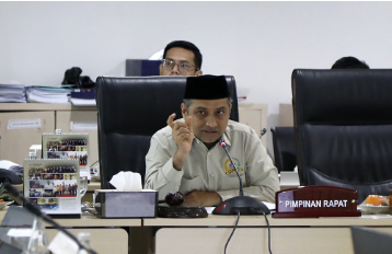 Ranperda Siskesda Targetkan Sistem Layanan Jemput Bola May 19, 2026 8:01 pm Badan Pembentukan Peraturan Daerah (Bapemperda) DPRD Provinsi DKI Jakarta menargetkan Rancangan Peraturan Daerah (Raperda) Sistem Kesehatan Daerah (Siskesda) menjadi payung hukum yang mengintegrasikan layanan kesehatan di Jakarta. Regulasi itu disiapkan untuk memperkuat akses pelayanan kesehatan bagi masyarakat. Ketua Bapemperda Abdul Aziz mengatakan, Ranperda Siskesda terdiri dari 15 bab dan 79 pasal. Pembahasan saat ini masih difokuskan pada substansi yang berdampak langsung kepada masyarakat. “Kami mendalami agar Ranperda ini benar-benar berdampak bagi masyarakat,” ujar Aziz di Gedung DPRD DKI Jakarta, Selasa (19/5). Menurut dia, salah satu poin penting dalam rancangan tersebut ialah penerapan sistem layanan jemput bola bagi warga. Termasuk memastikan pasien darurat tidak ditolak rumah sakit. “Misalnya masyarakat mendapat layanan jemput bola dan pasien tidak boleh ditolak rumah sakit,” kata dia. Aziz menjelaskan, Raperda Siskesda juga akan mengintegrasikan sejumlah aturan kesehatan yang selama ini masih terpisah. Melalui regulasi itu, koordinasi lintas sektor seperti Dinas Kesehatan, Dinas Lingkungan Hidup, dan Dinas Sosial diharapkan berjalan lebih terpadu. “Tidak mungkin sistem kesehatan berjalan tanpa koordinasi antardinas,” ucap Aziz. Di sisi lain, Aziz menyoroti rendahnya minat masyarakat memanfaatkan layanan pemeriksaan kesehatan gratis di puskesmas. Padahal, fasilitas preventif tersebut telah disediakan Pemprov DKI. “Fasilitas pemeriksaan gratis sudah ada, tetapi minat masyarakat masih rendah,” ungkap dia. Karena itu, ia mengajak seluruh anggota DPRD DKI Jakarta untuk memperkuat edukasi kepada masyarakat terkait pentingnya deteksi dini penyakit. Menurut Aziz, langkah preventif dapat menekan angka perawatan di rumah sakit. “Pemeriksaan kesehatan penting agar penyakit bisa diantisipasi sejak awal,” jelas dia. Sementara itu, Kepala Dinas Kesehatan DKI Jakarta Ani Ruspitawati mengatakan, Raperda Siskesda disusun untuk menggantikan Perda Nomor 4 Tahun 2009 yang dinilai sudah tidak relevan dengan perkembangan regulasi nasional. Menurut Ani, perubahan regulasi kesehatan seperti penerapan Jaminan Kesehatan Nasional (JKN) dan Undang-Undang Nomor 17 Tahun 2023 tentang Kesehatan menjadi alasan penting perlunya pembaruan aturan. “Kami perlu menyesuaikan sistem kesehatan daerah dengan tantangan dan kebutuhan saat ini,” kata Ani. Ia menambahkan, transformasi Jakarta menuju kota global juga menuntut sistem kesehatan yang lebih tangguh, inklusif, dan berkelanjutan. Evaluasi penanganan pandemi Covid-19 turut menjadi dasar penyusunan regulasi tersebut. “Perda ini diharapkan mendukung Jakarta sebagai kota global,” tandas Ani. Melalui Raperda Siskesda, Pemprov DKI Jakarta menargetkan jaminan akses dan kualitas layanan kesehatan bagi masyarakat. Regulasi itu nantinya berlaku untuk seluruh fasilitas kesehatan, termasuk rumah sakit swasta di Jakarta. “Karena ini Perda, maka berlaku untuk seluruh fasilitas kesehatan di Jakarta,” pungkas dia. (apn/df)
